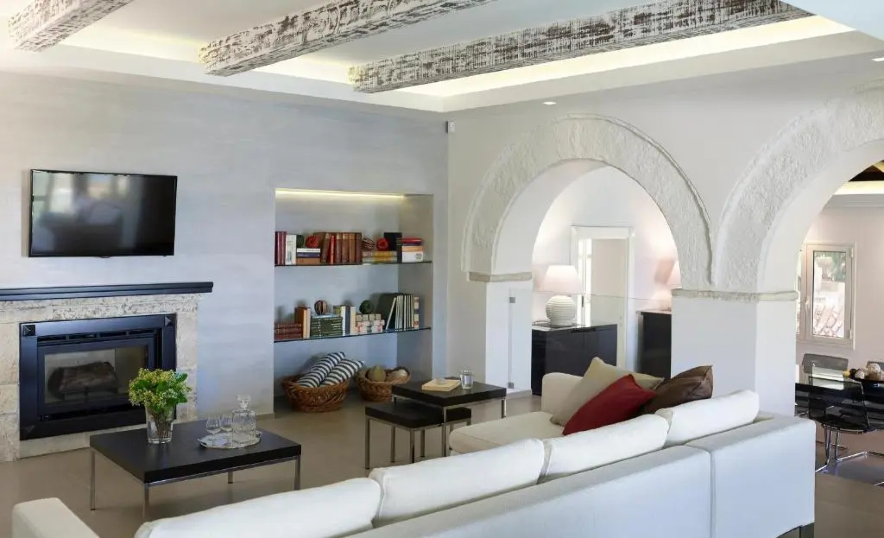 Luxurious 4 bedroom villa Xris with infinity pool and beach access