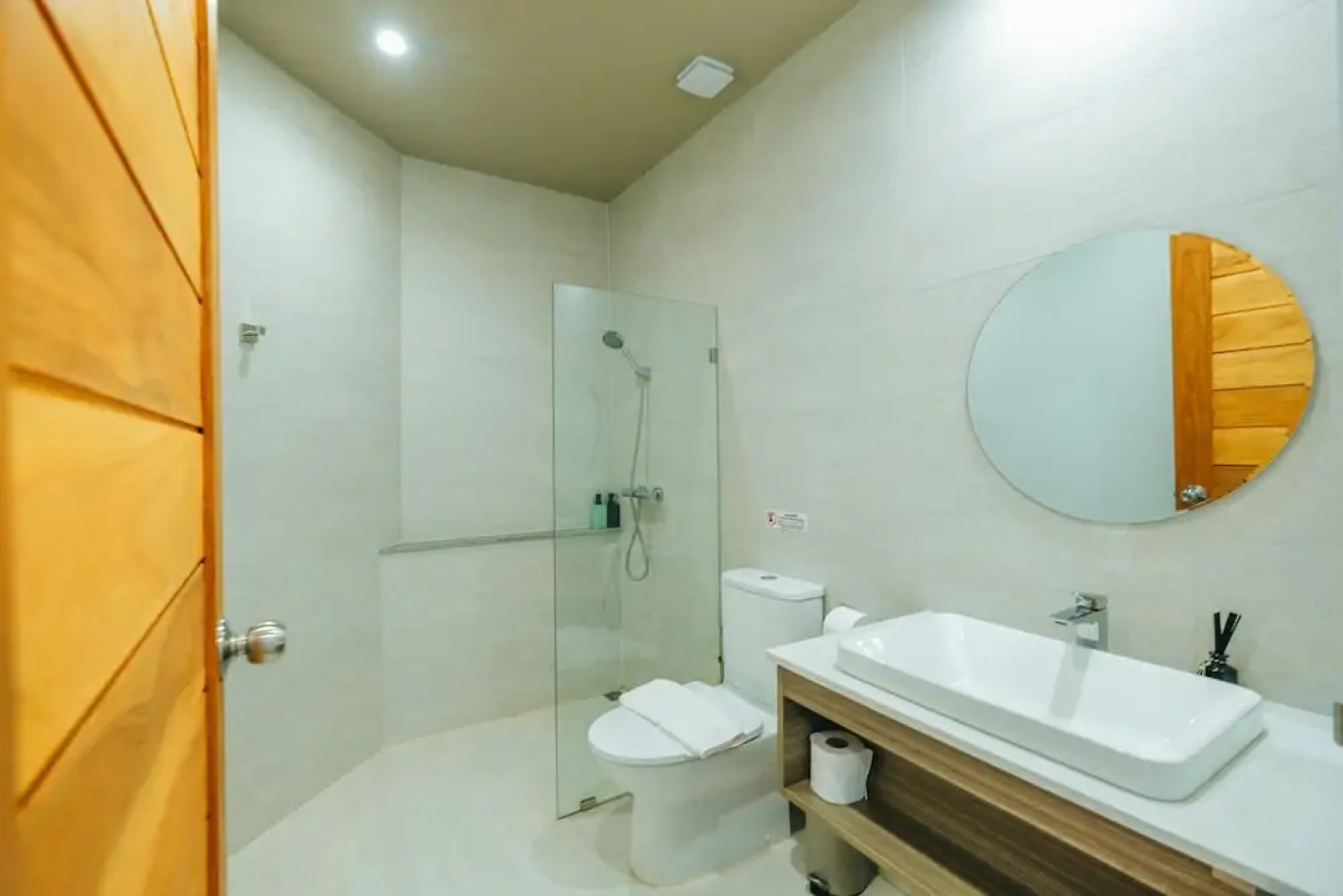 Lake House Naka Cave