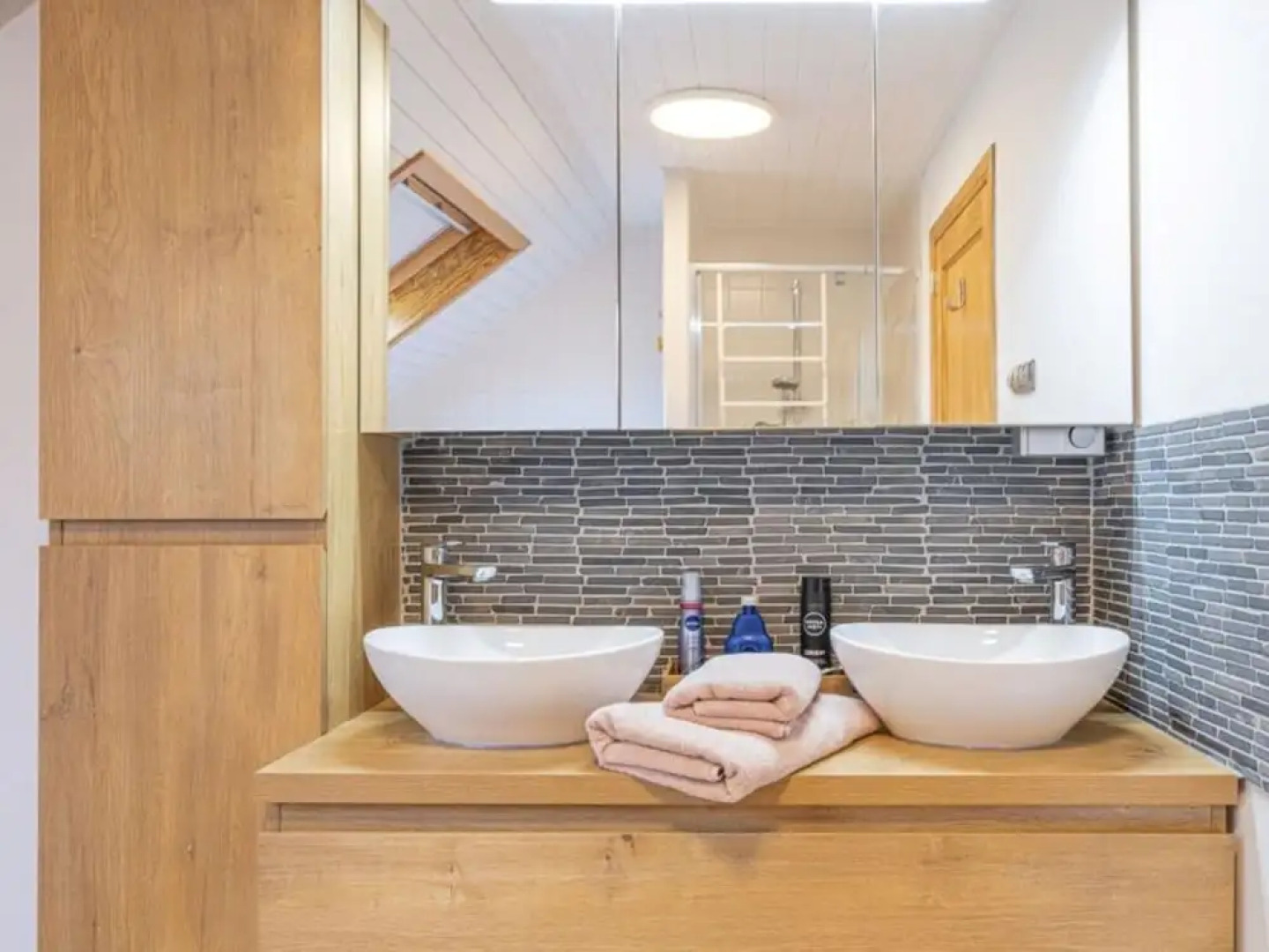 Quiet Villa with Hot Tub & Sauna