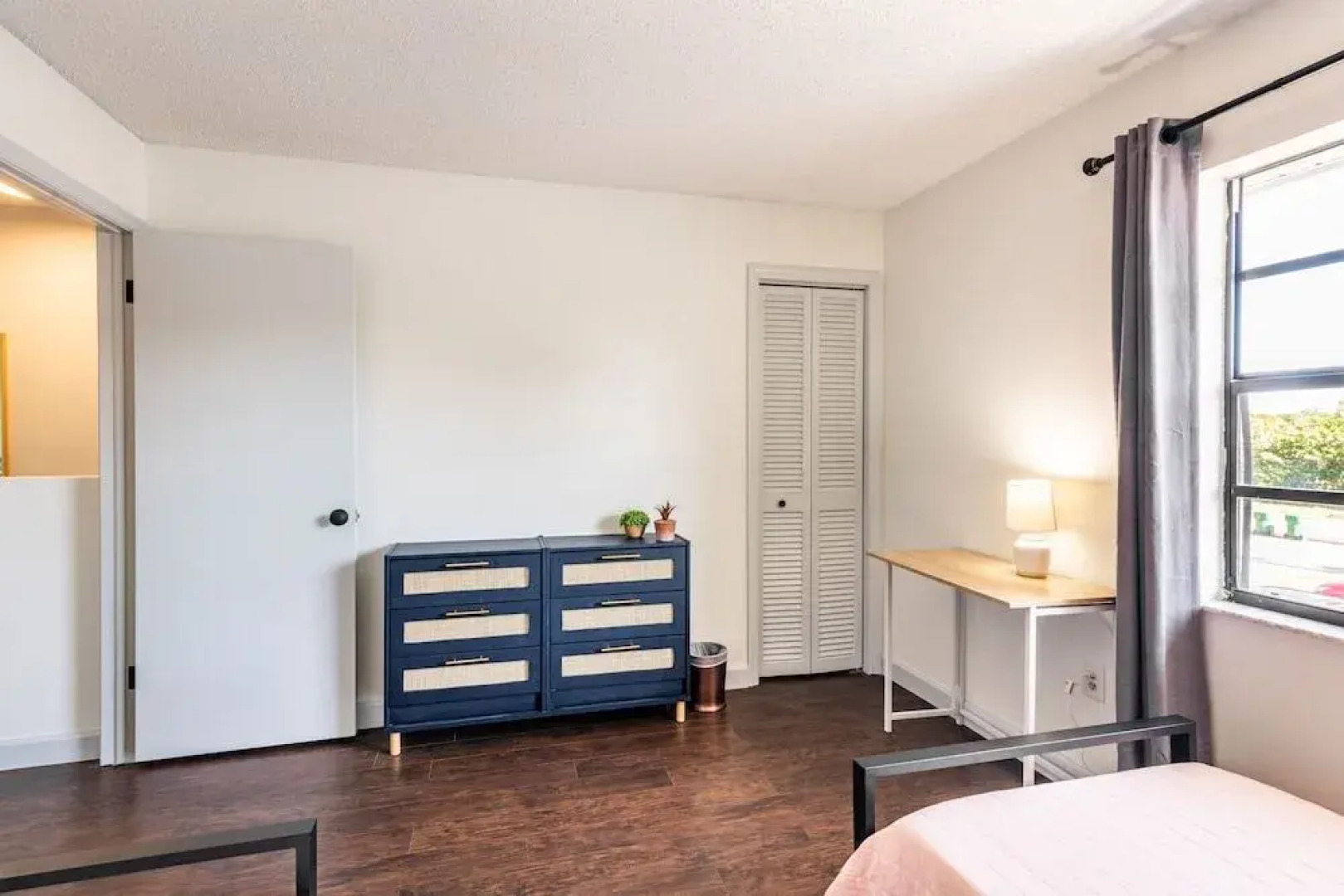 Amazing 2 BDR Townhouse Near beach