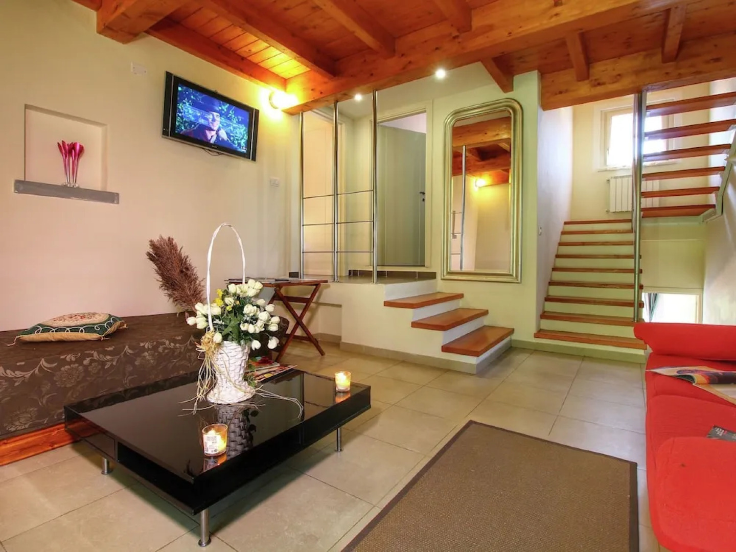 Luxurious Villa in Monte San Savino with Jacuzzi