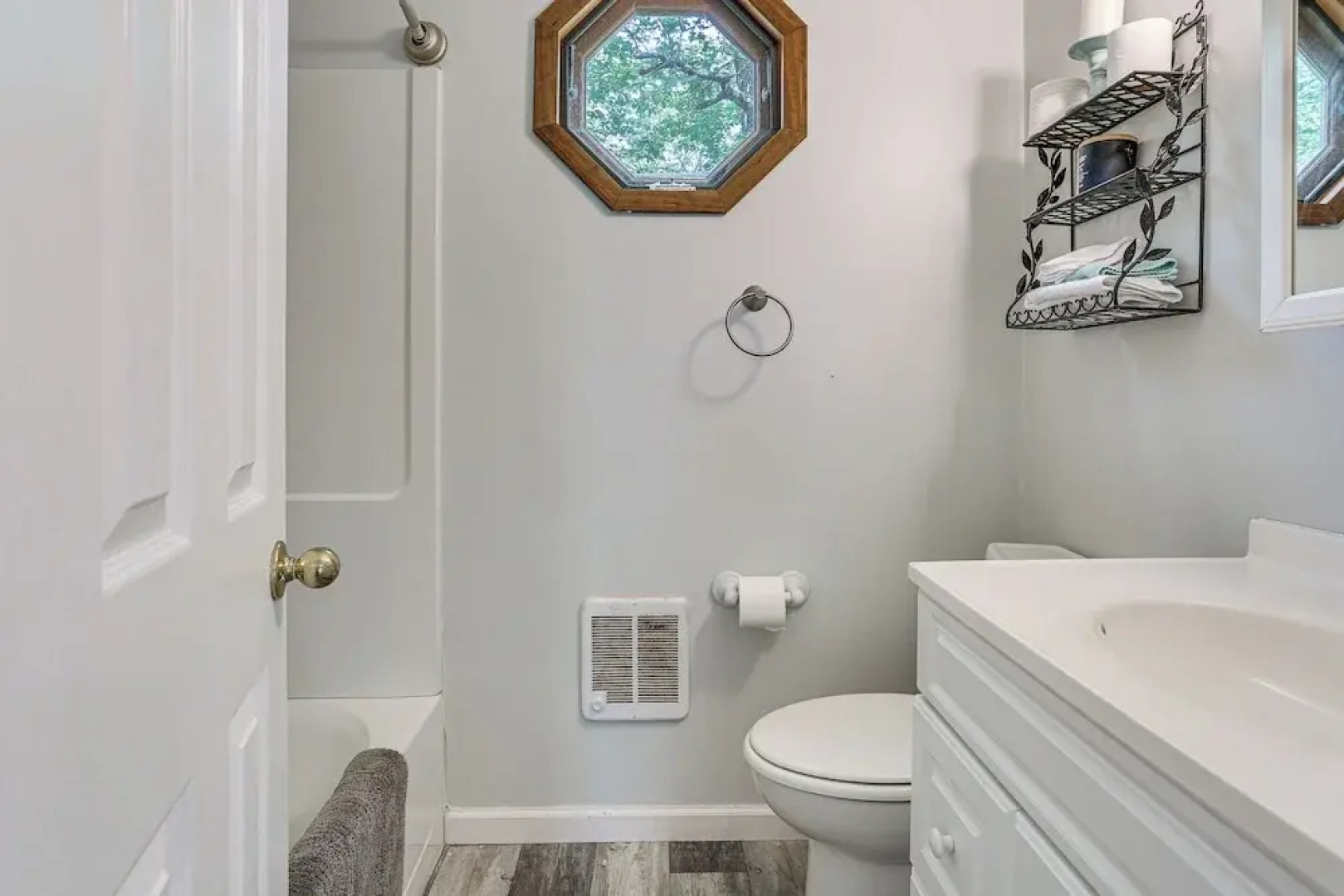 Screened Porch & Deck: Pet-friendly Poconos Escape