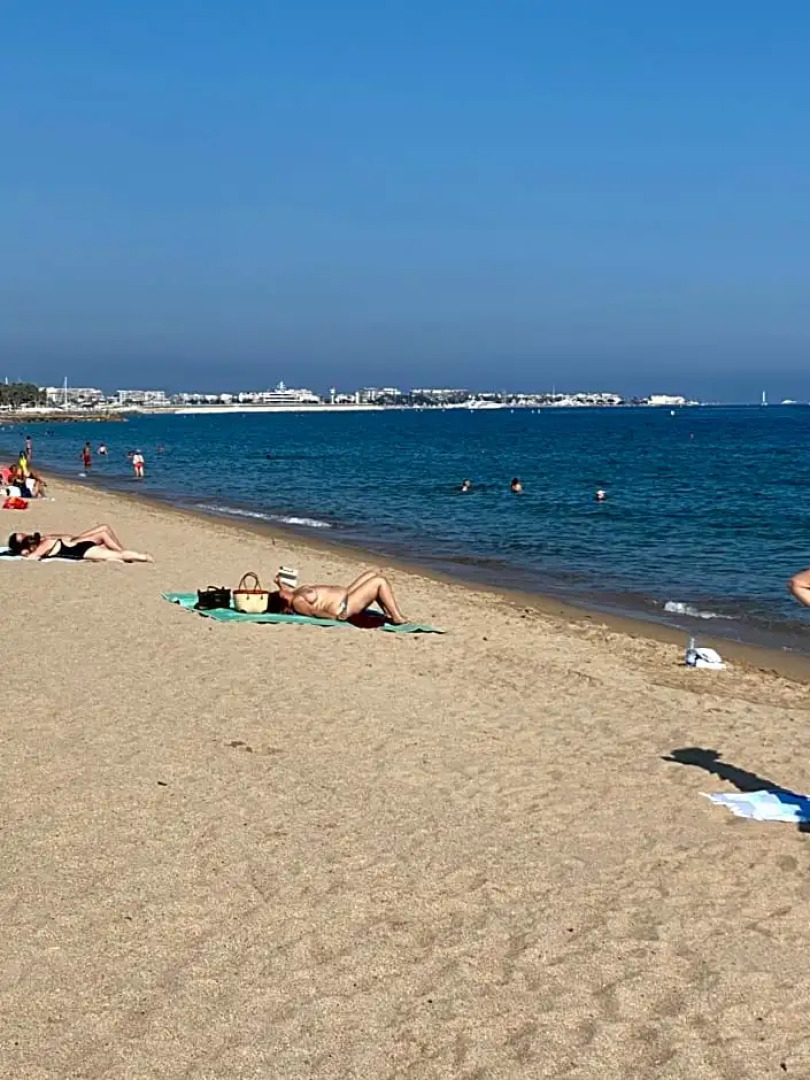 Chambre spacieuse independante dans villa plus parking privee