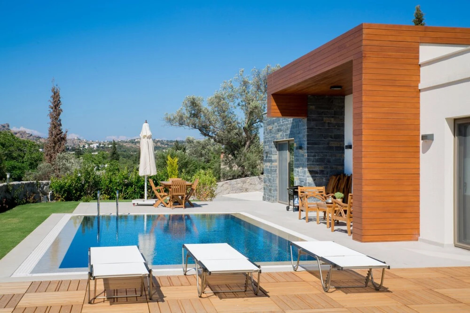 Important Group Villa Green