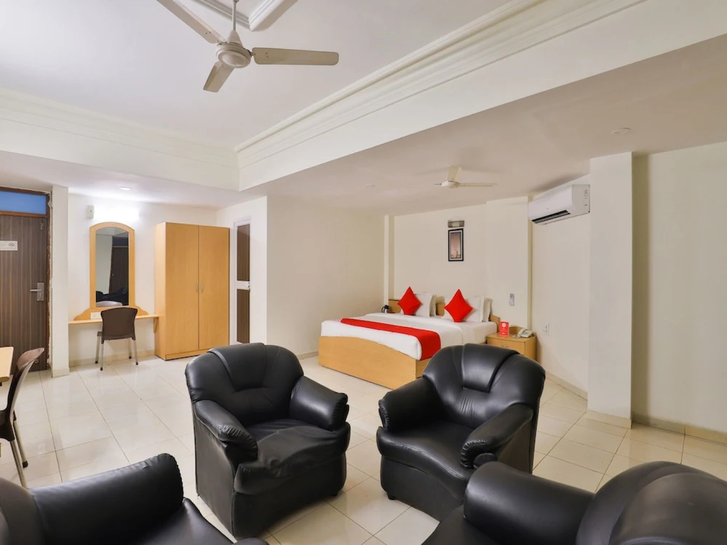 Capital O 16350 Infocity Club And Resort