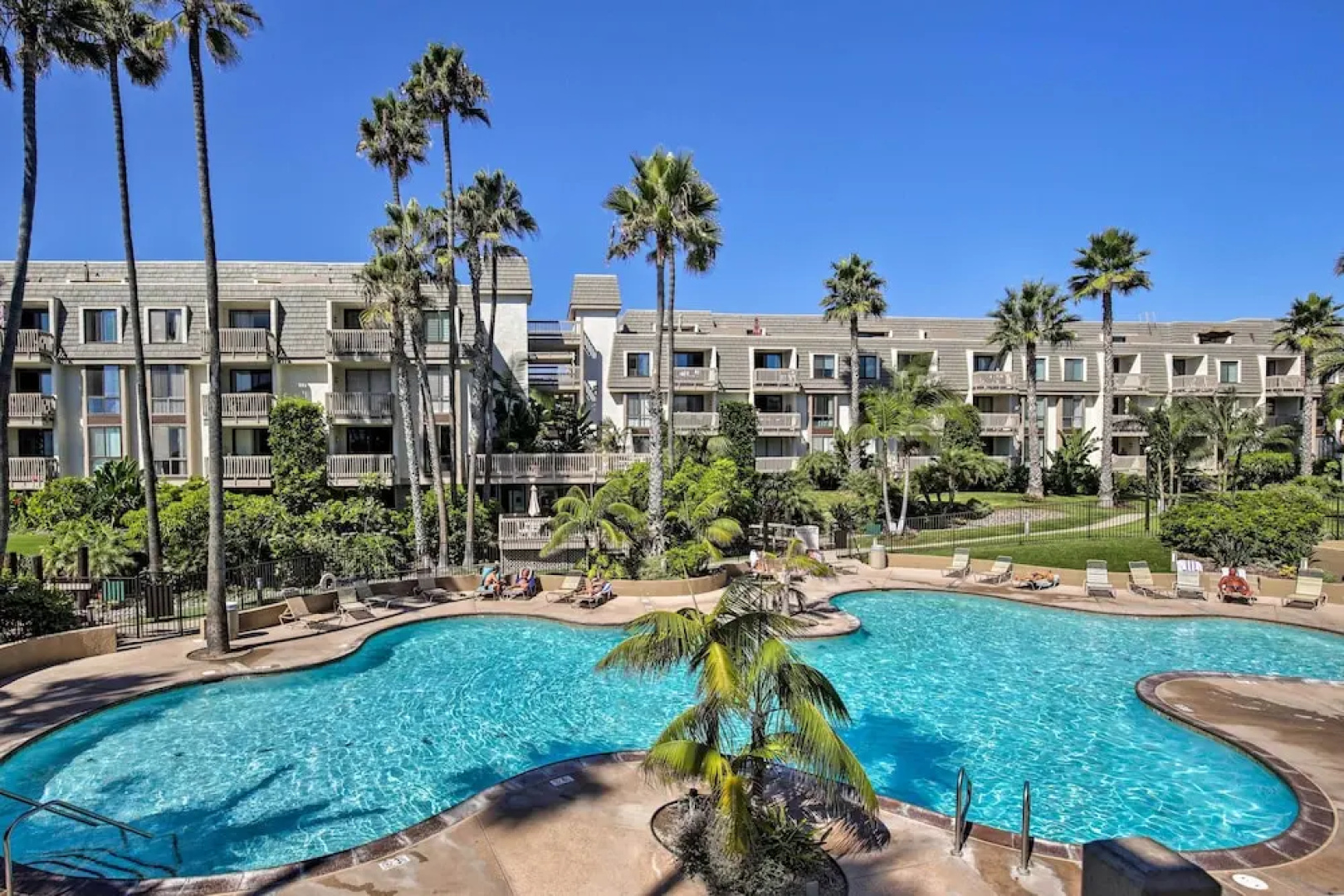 Charming Oceanside Condo w/ Beach & Pool Access!