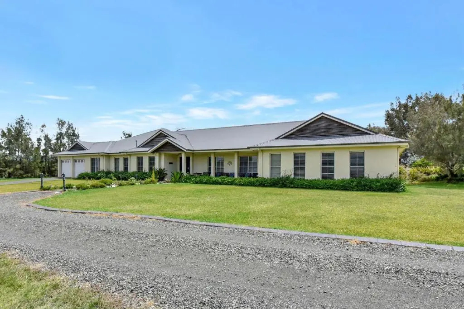 Silver Springs Estate 4br house + 6br house with Wifi, Pool. Fireplace, Views, Olives and Space