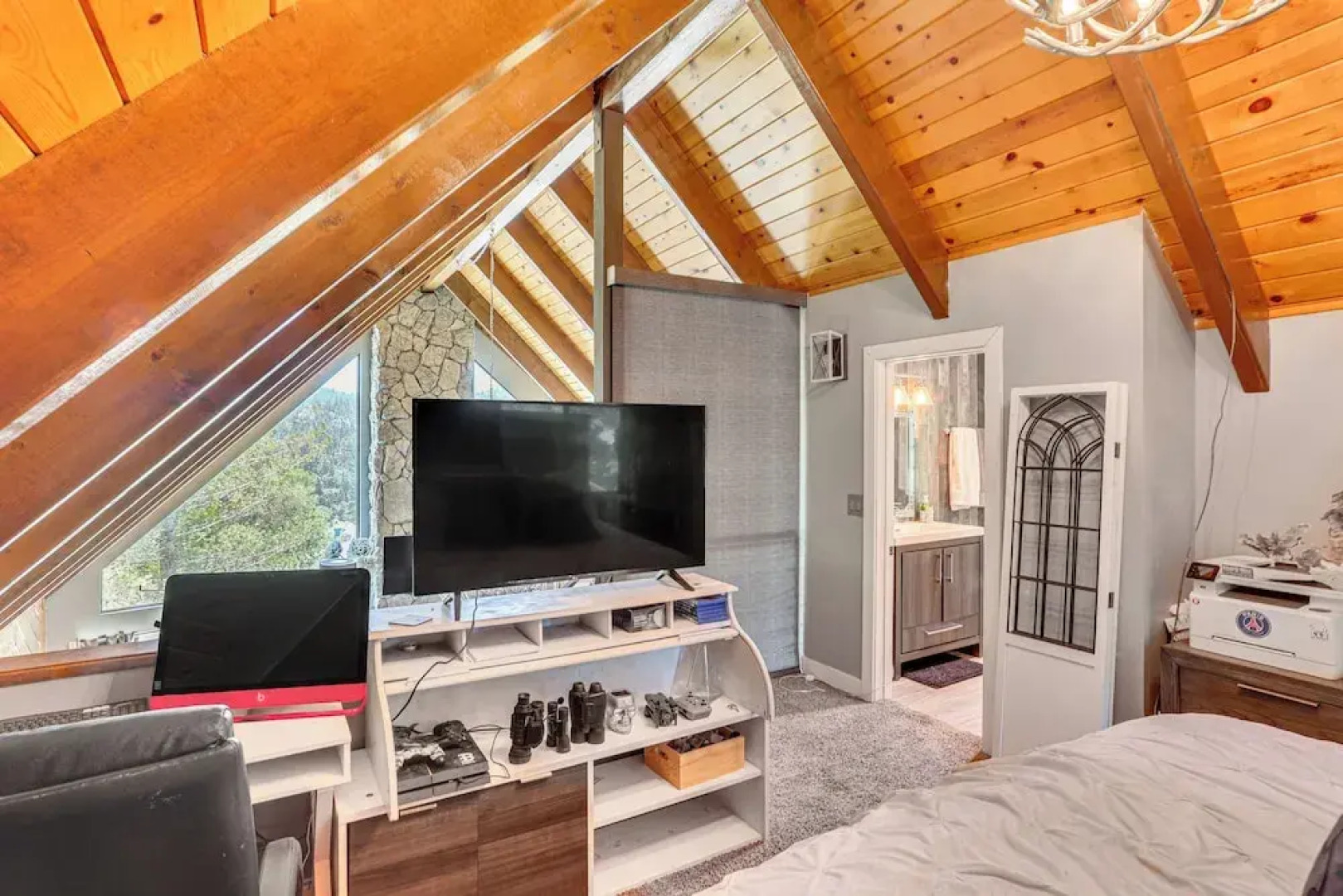 Lake Arrowhead Cabin w/ Hot Tub & Mountain Views!