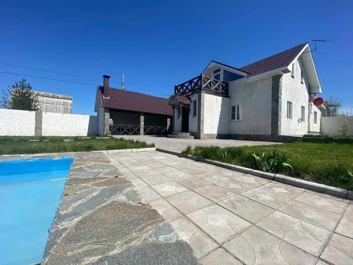 Дом с бассейном и баней