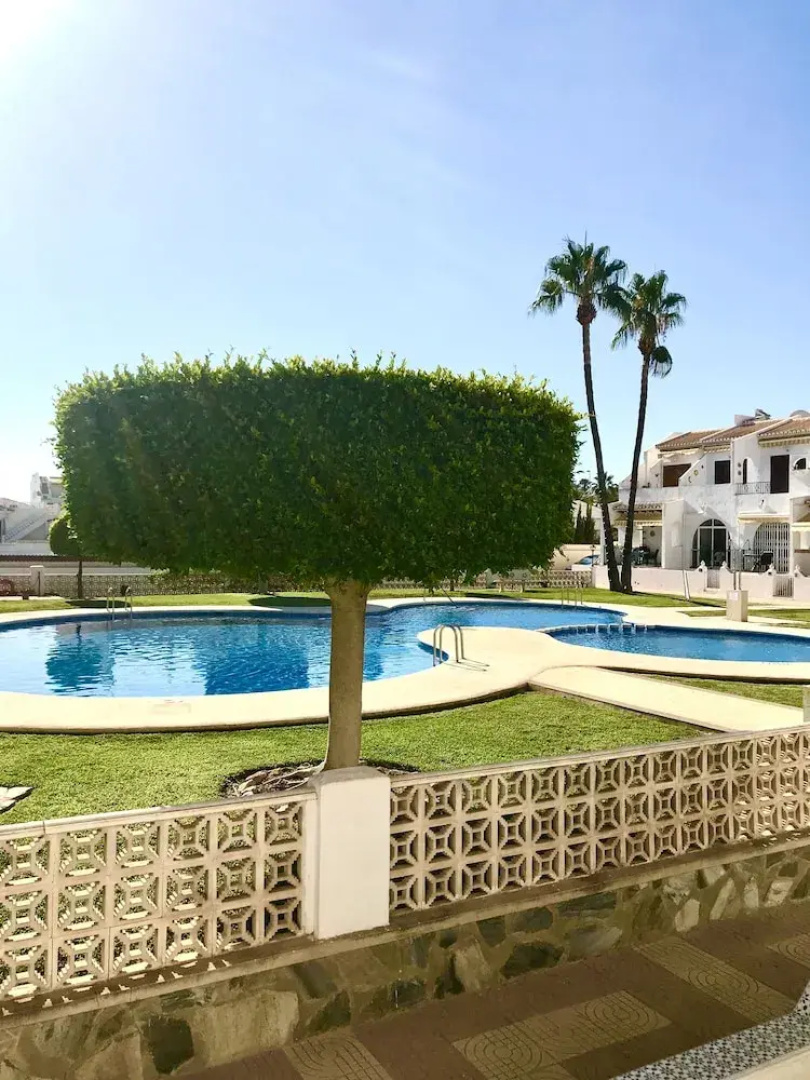 2-bed Apartment 10 min Drive to the Beach!