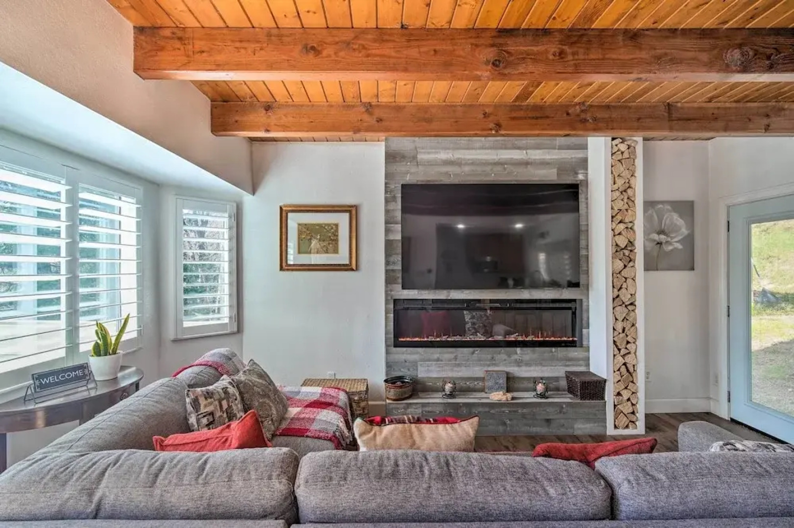 Crestline Cabin w/ Deck: 1 Mi to Lake Gregory