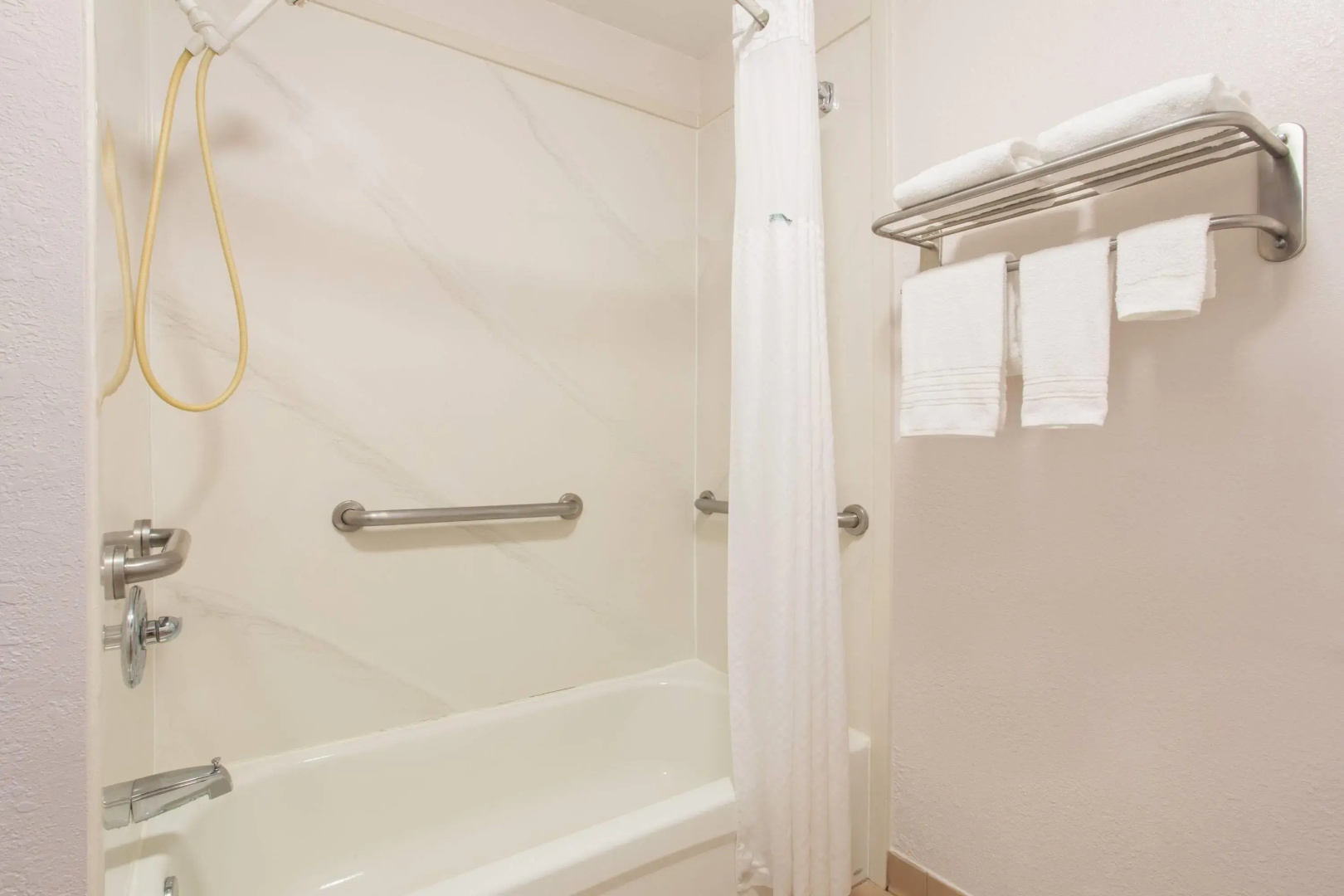 Days Inn & Suites by Wyndham Navarre - near Beaches/Hurlburt