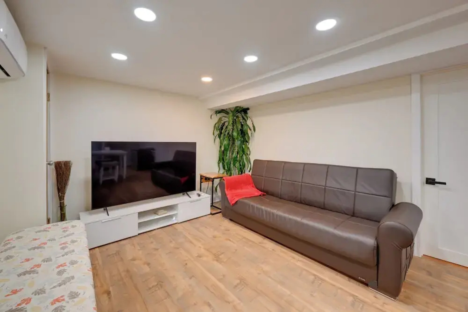 Lovely Elmont Apartment - Walk to Bus Stop!