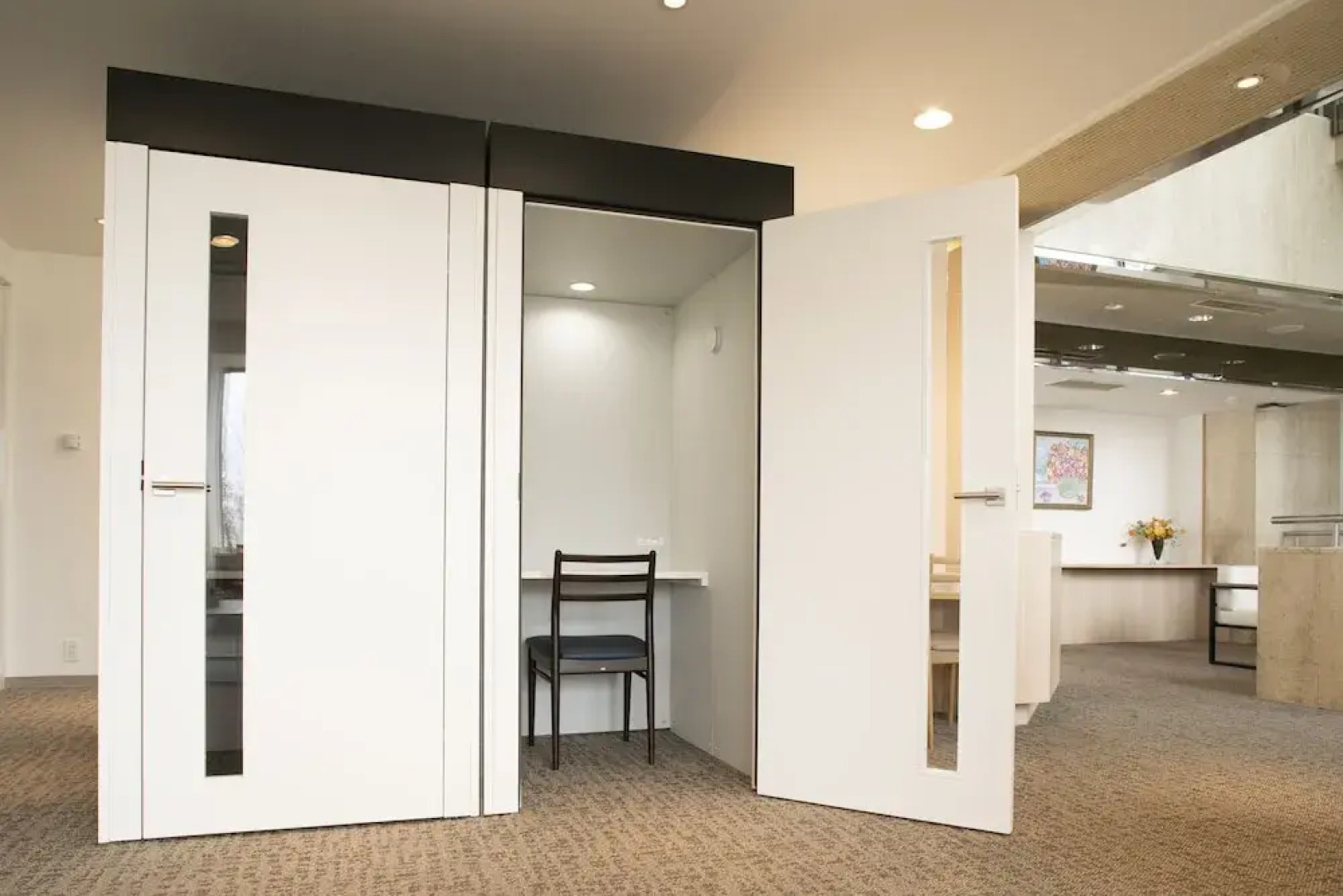 PLAZA EAST CABIN - Caters to men