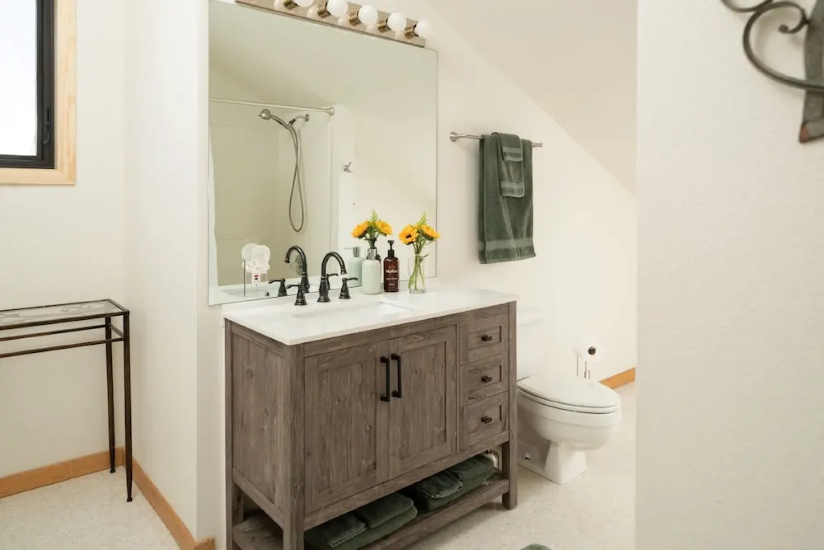 Lookout Lodge In Wondervu 4 Bedroom Home by RedAwning