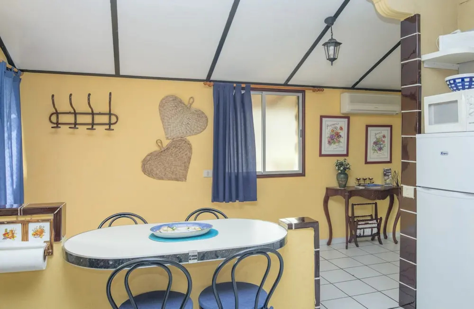 Lightbooking - Mountain & pool