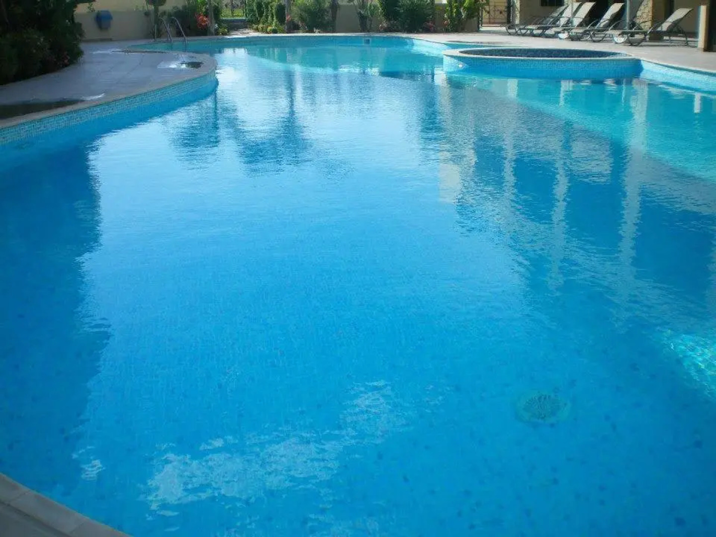 104 Excellent 2 bed apartment with pool view, AC & gym!