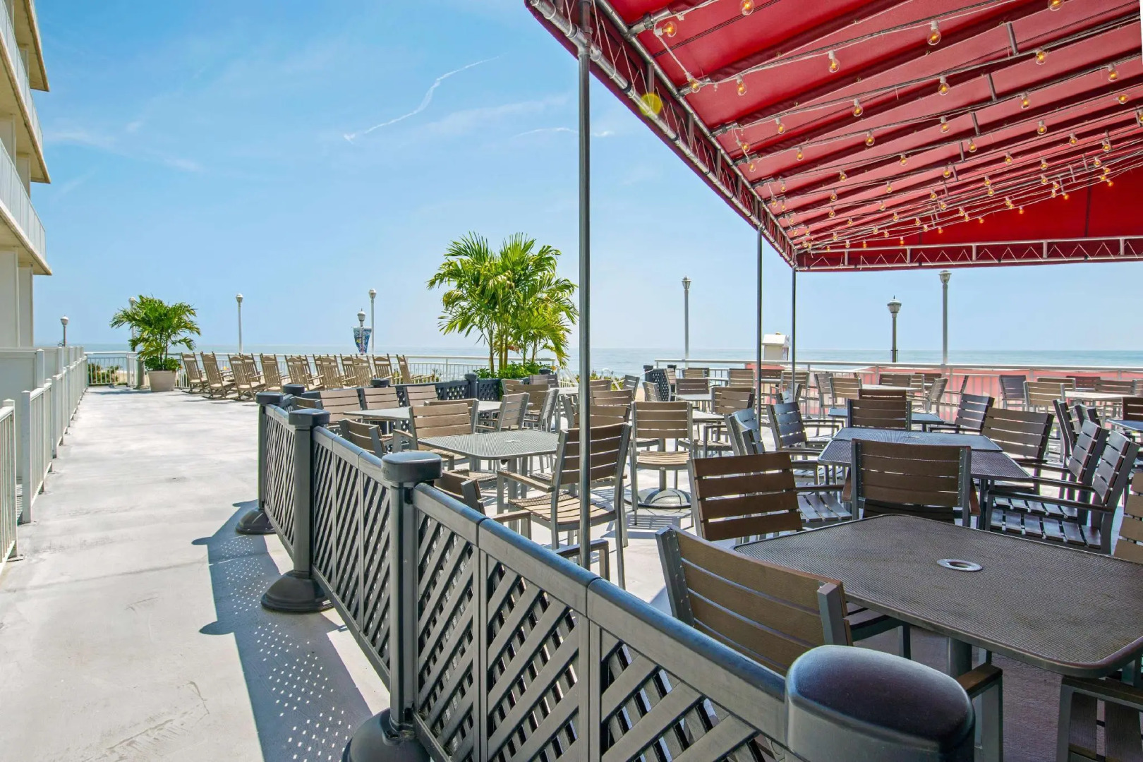 Commander Hotel & Suites