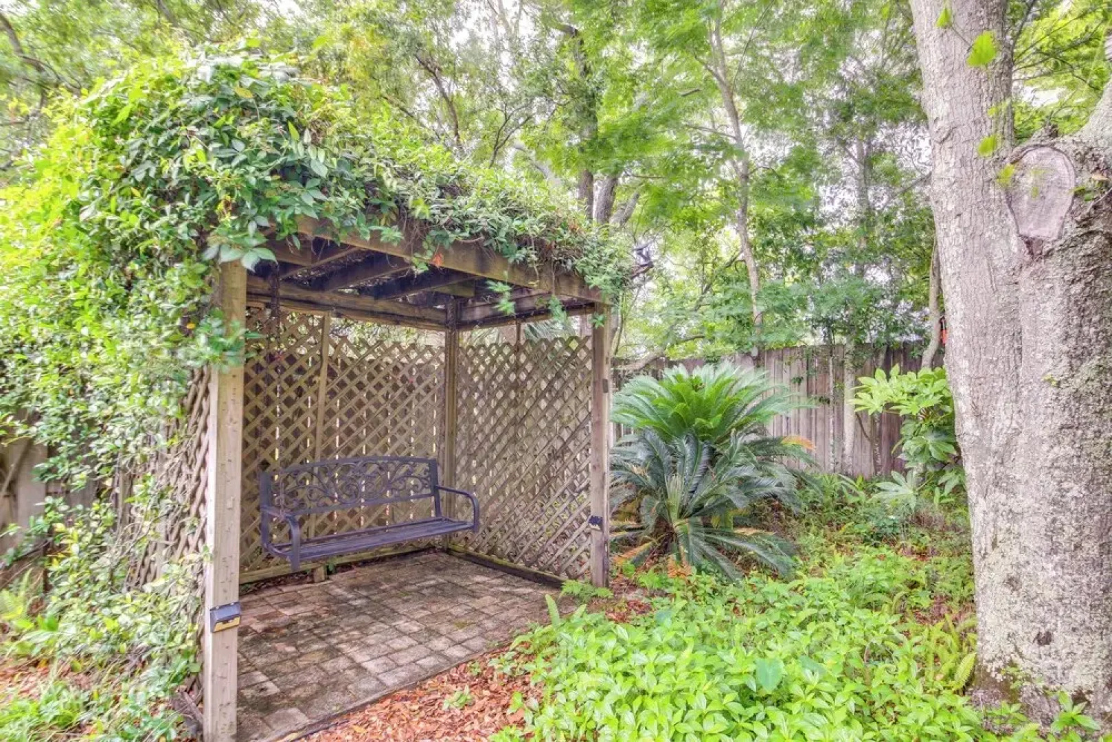 5 Mi to Pensacola Beach: Townhome w/ Yard!