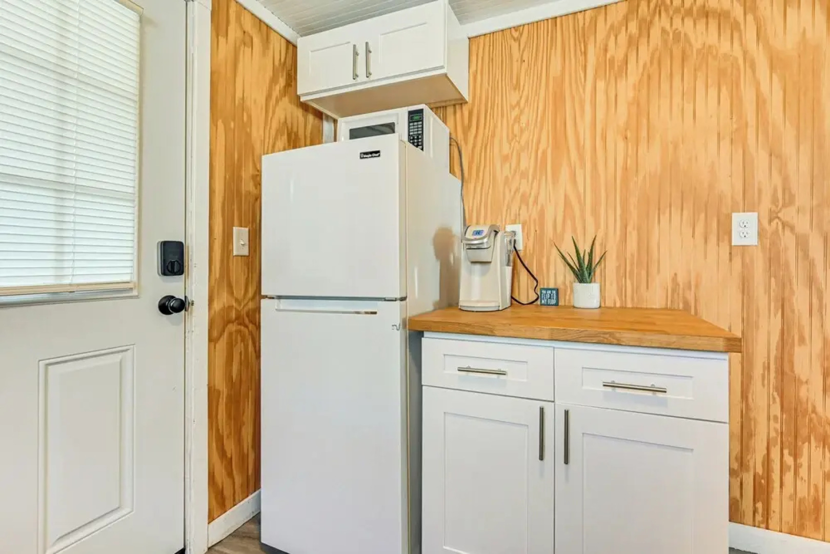 Inviting Beachfront Apartment in Hawk's Nest Beach