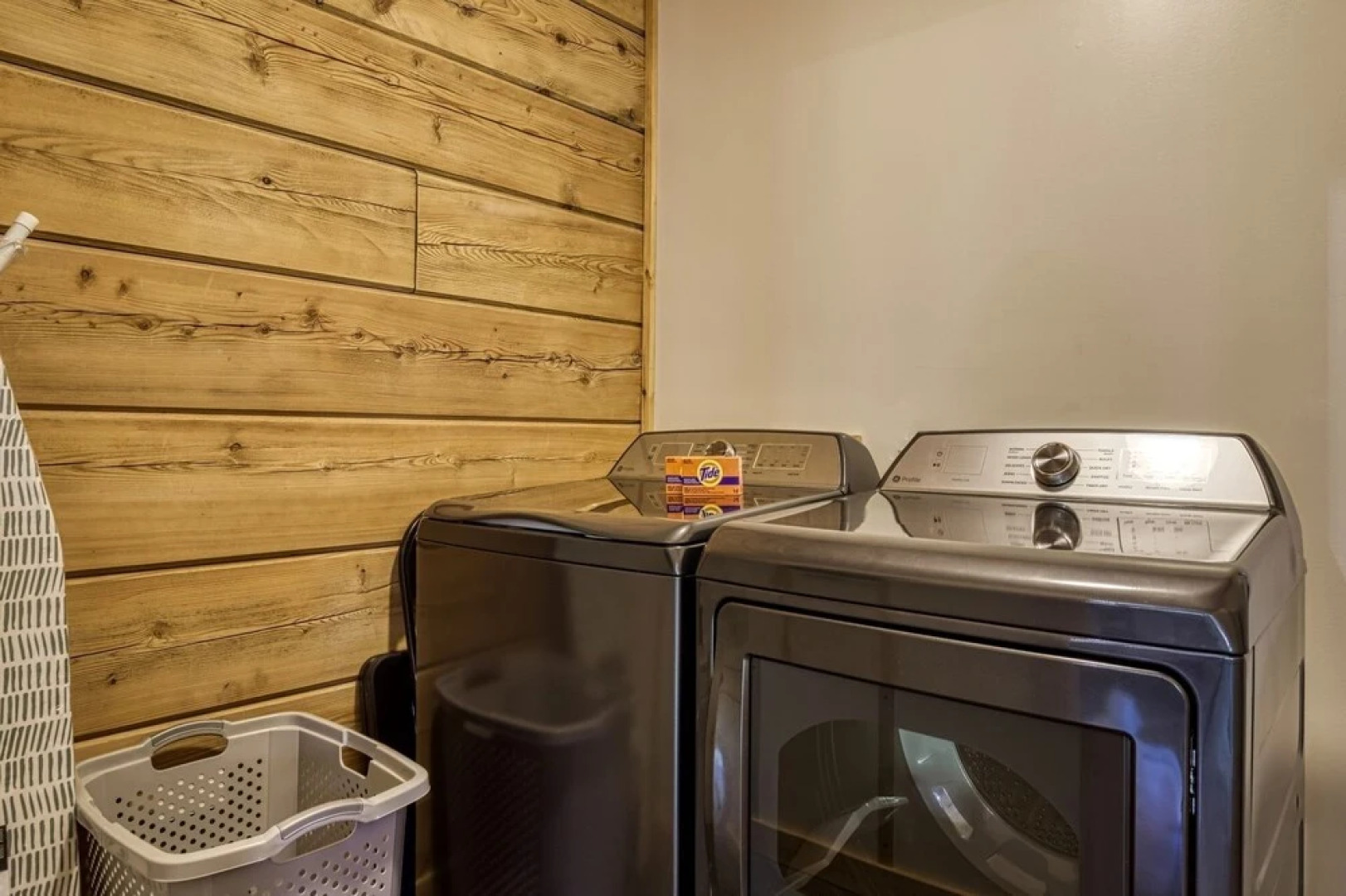 Smoky Lake Retreat 3 Bedroom Cabin by RedAwning