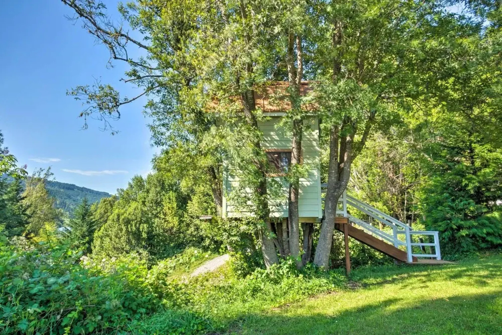 Quaint Riverside Reprieve w/ Kayaks + Floats!