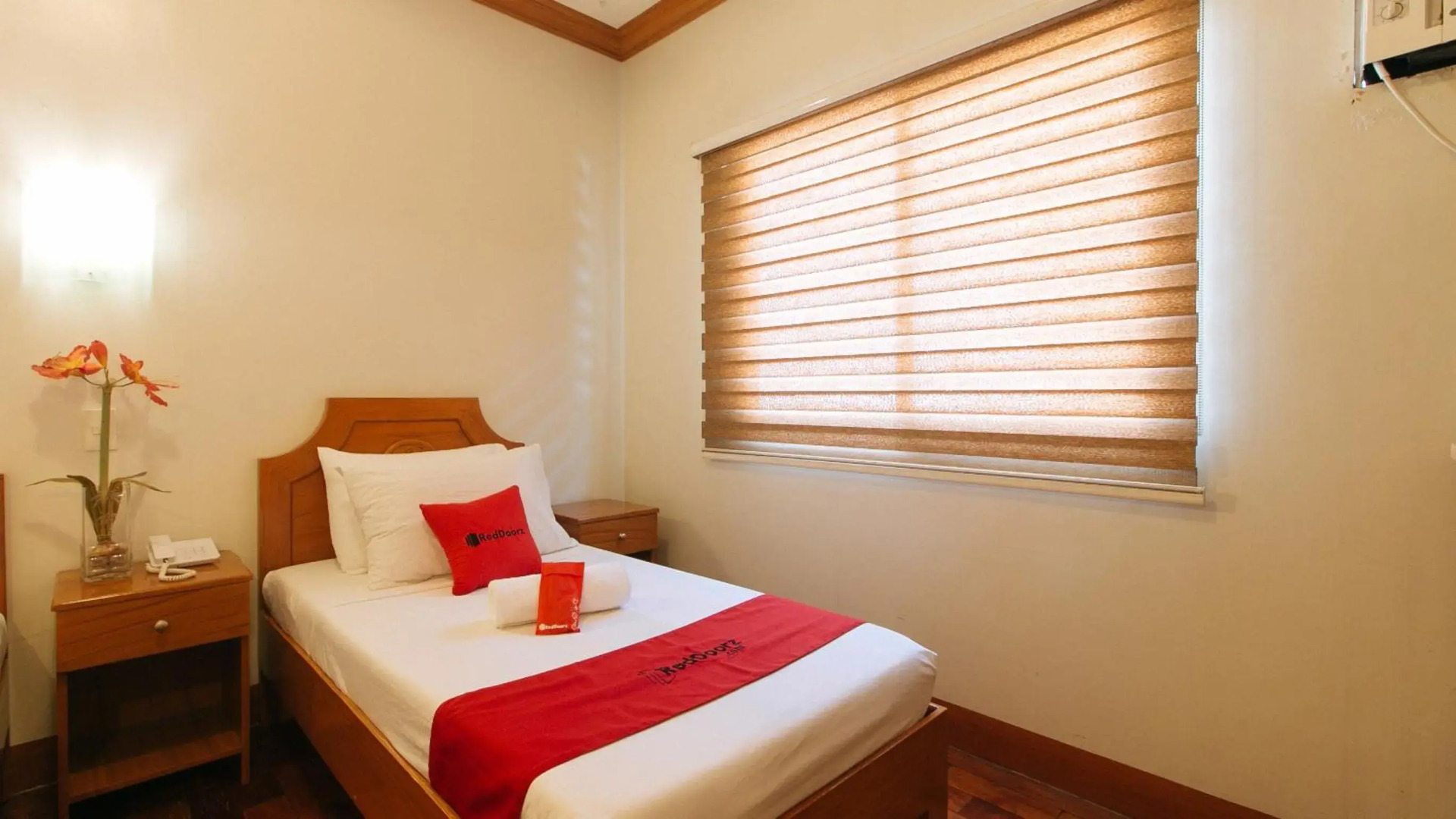 RedDoorz Premium @ Nick Hotel Gerona Tarlac