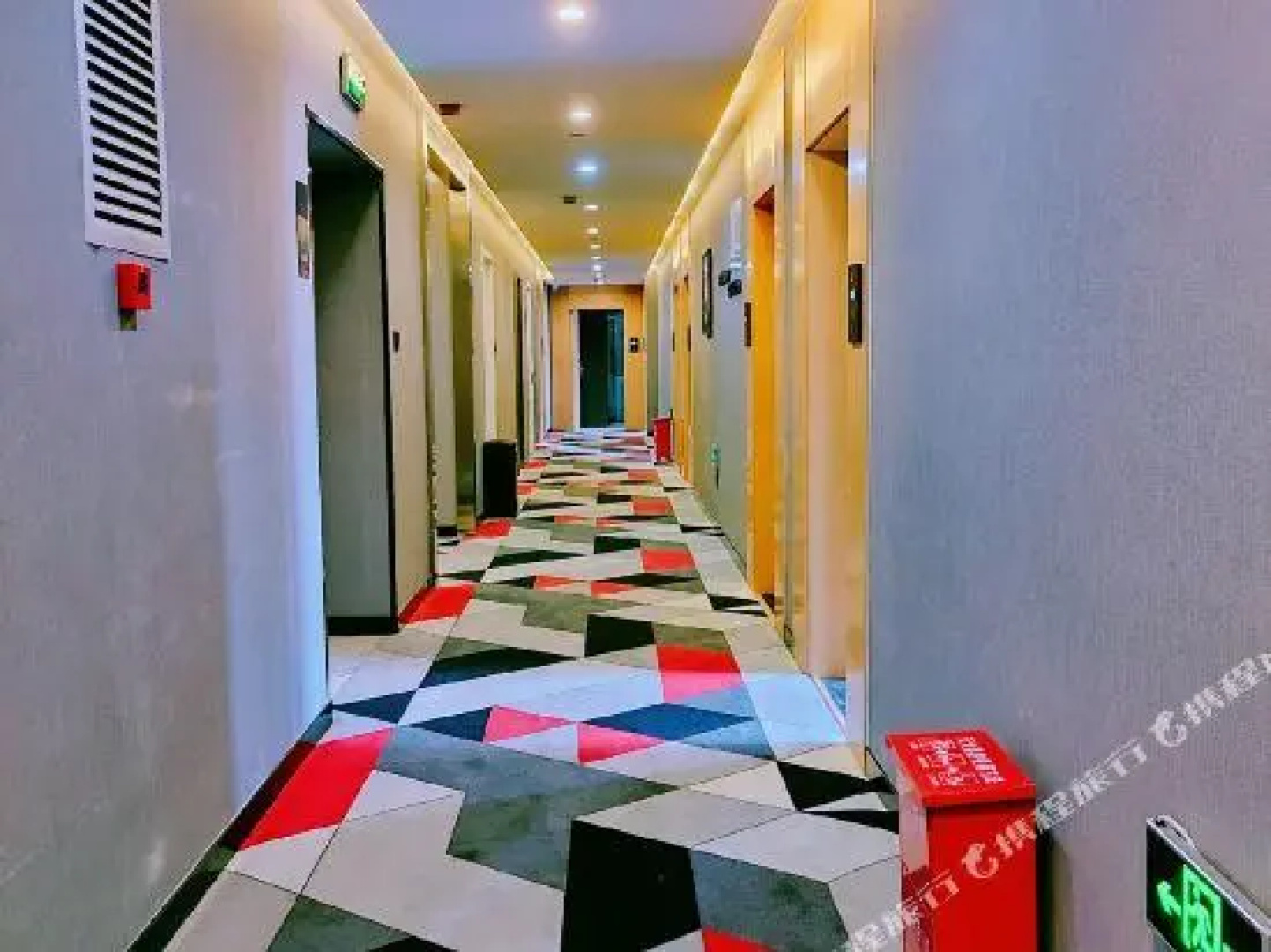 Shangkeyou hotel chain (Jinggu Bailong pedestrian street shop)