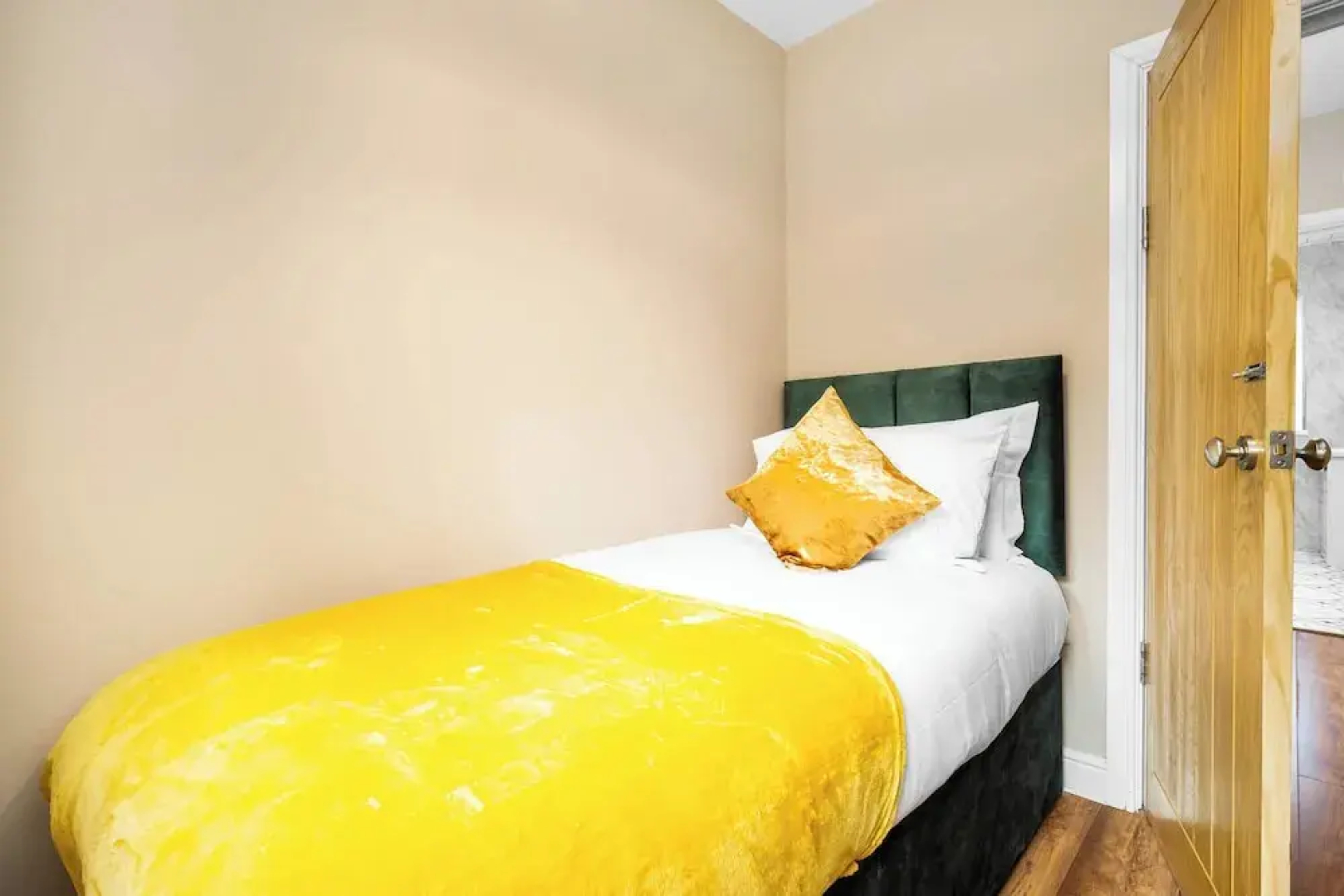 Spacious 3 bed House/sleeps 5/free Parking-oldbury