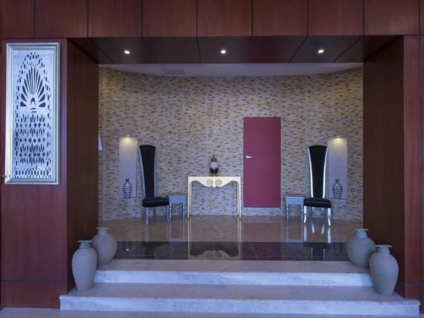 LA Fontaine Royal Hotel