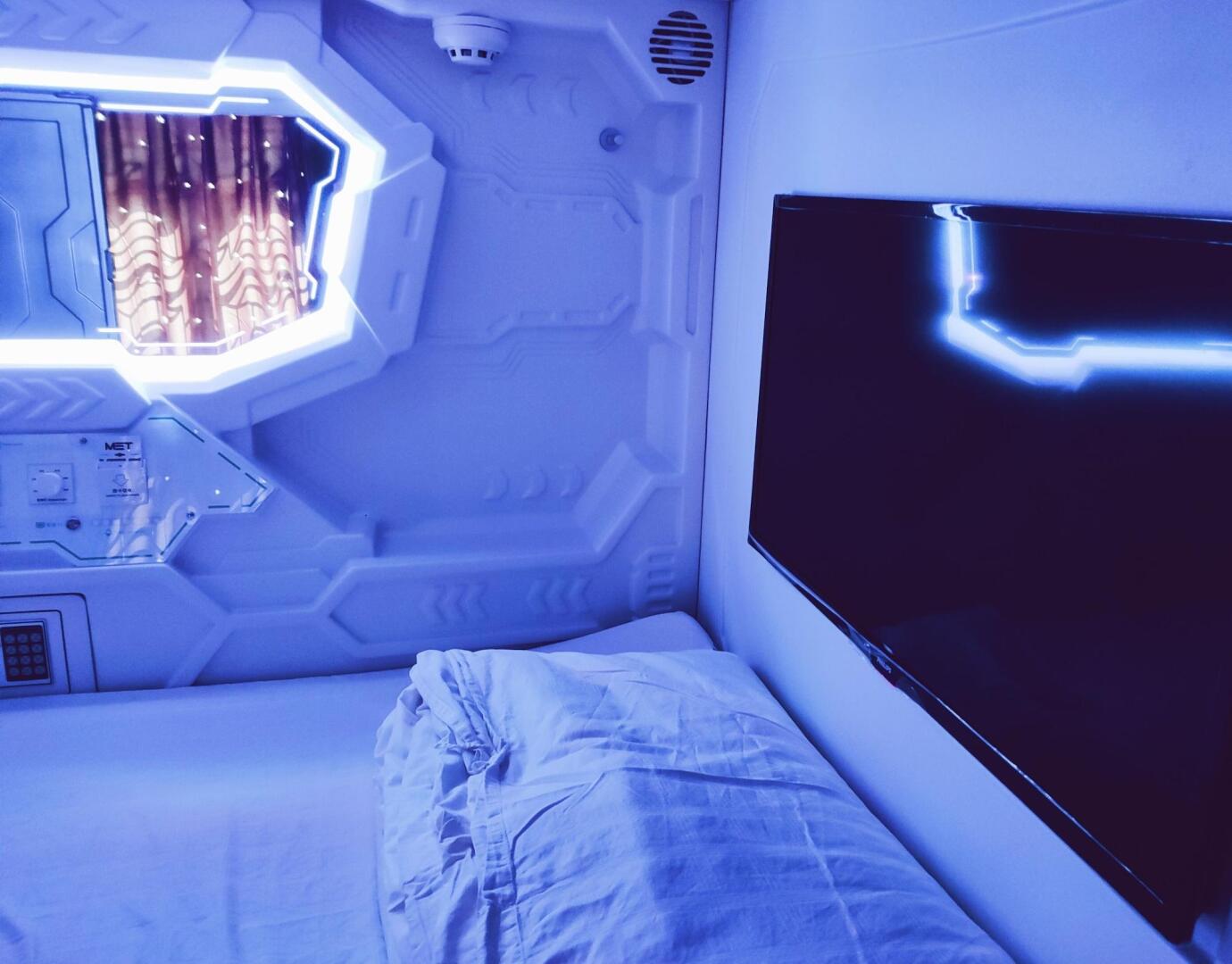 Met A Space Pod @ Arab Street