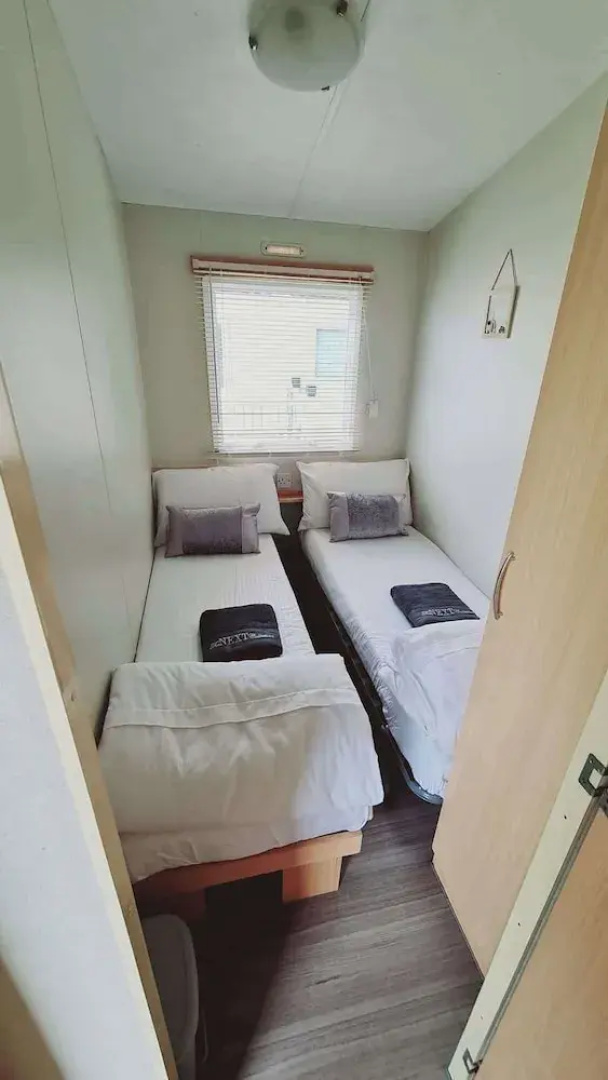 3-bed Cabin, Sleeps 6 With Pool & 5 Mins to Beach