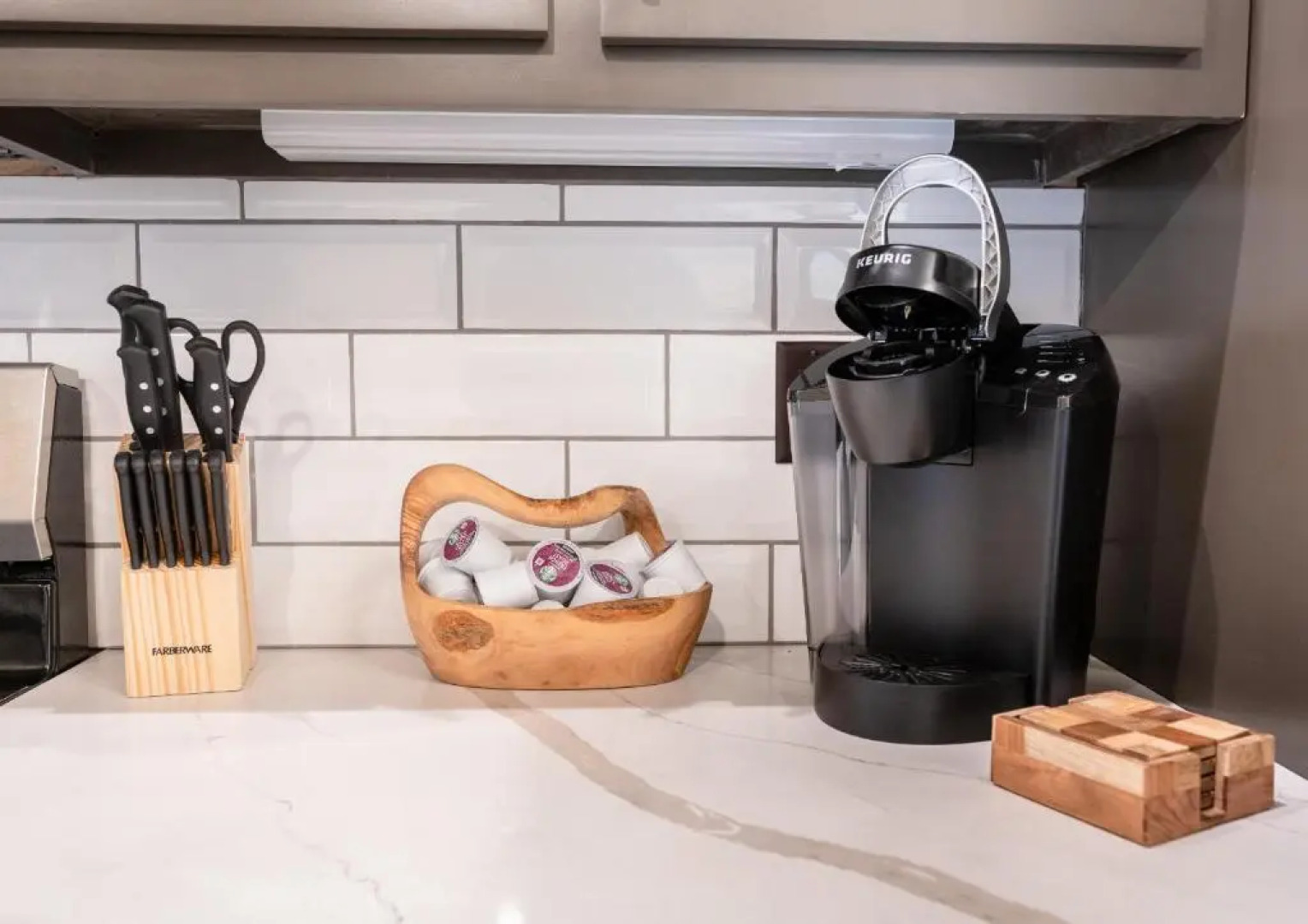 Vacana Offline Cabin, Covered Back Deck, HotTub, FirePit, Pet Friendly