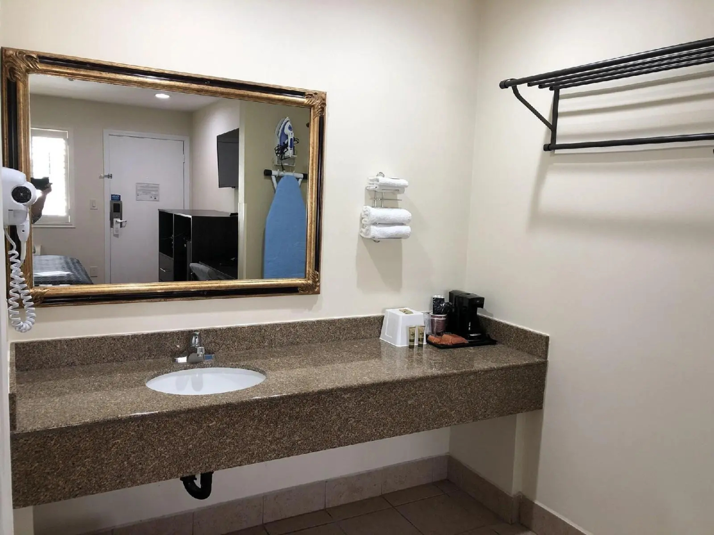 Simply Home Inn & Suites