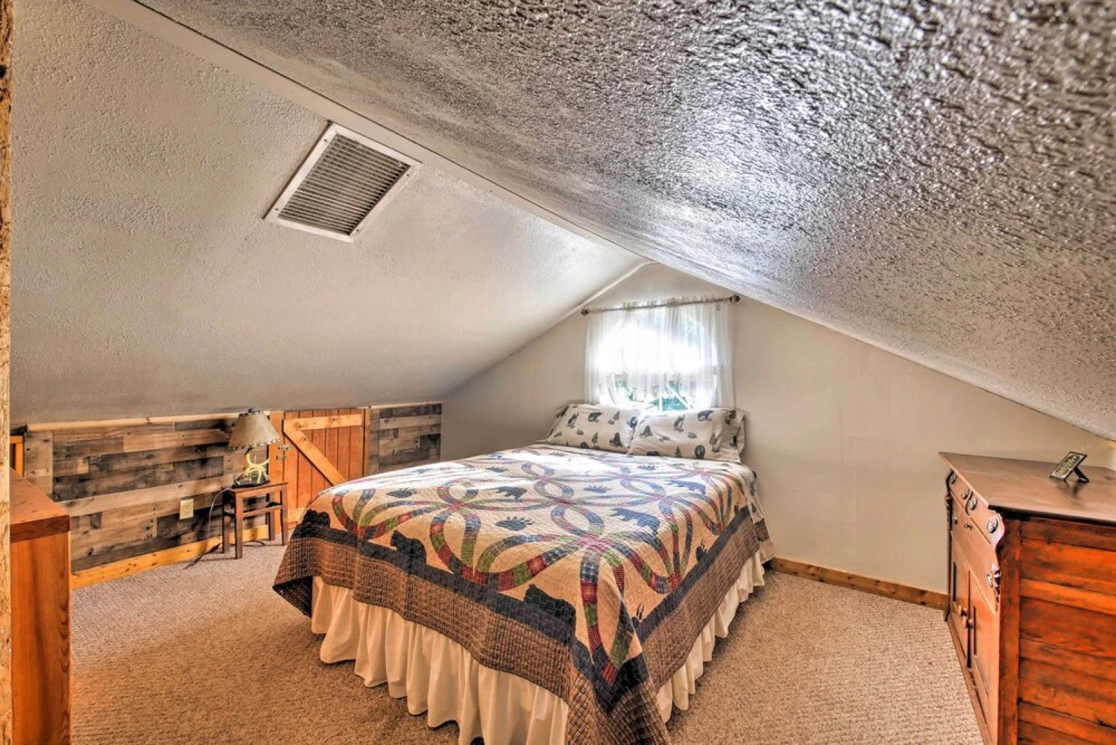 Tenn River Cabin w/ Hot Tub - 10 Mi to Chattanooga