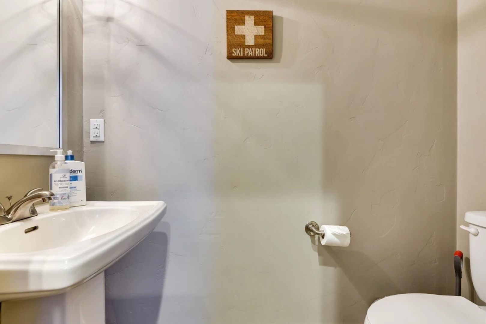 Convenient Fraser Townhome w/ Hot Tub, Near Hikes!