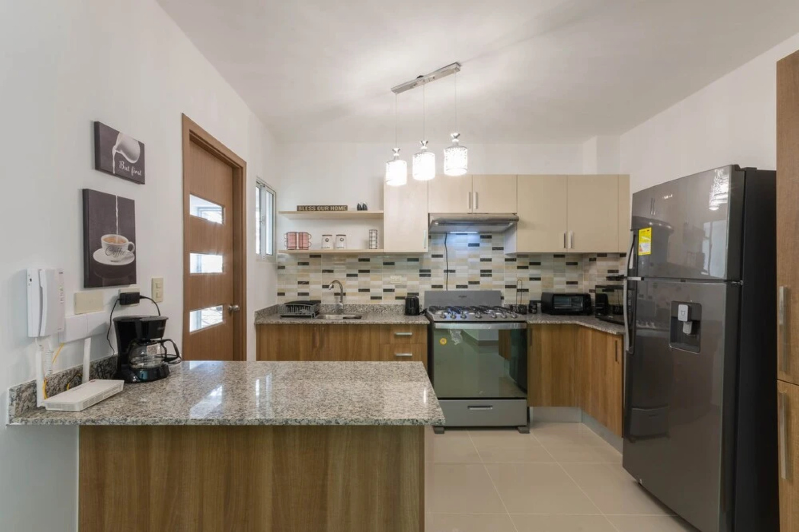 Modern Apt With free parking and AC 3brs