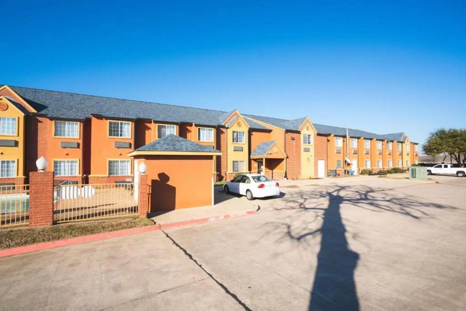 Red Roof Inn & Suites Euless - DFW Airport Southwest