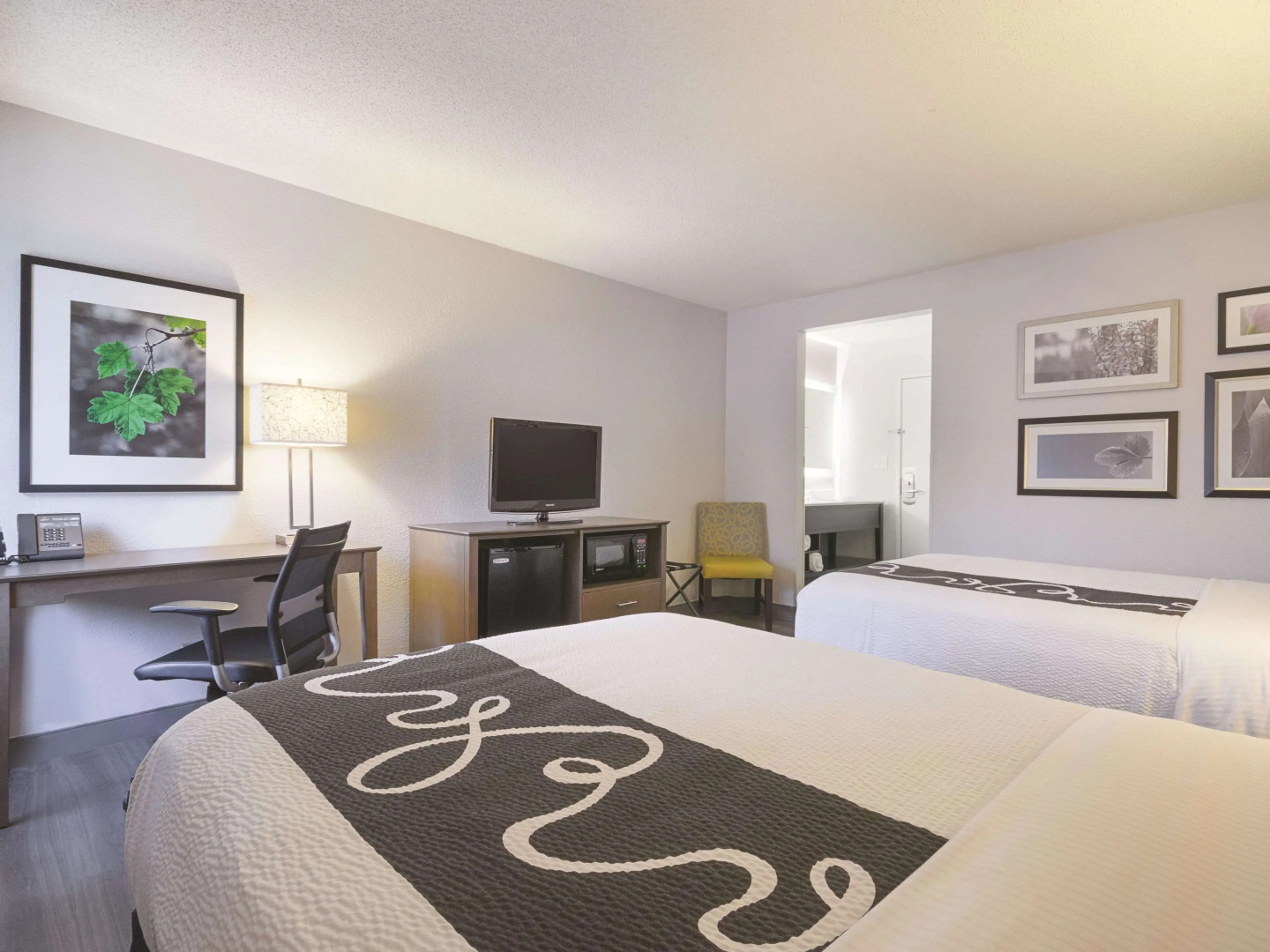 La Quinta Inn & Suites by Wyndham Hartford - Bradley Airport
