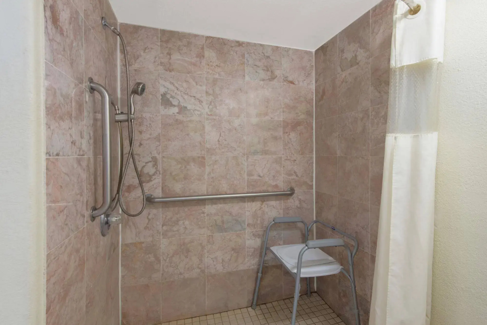 Red Carpet Inn & Suites