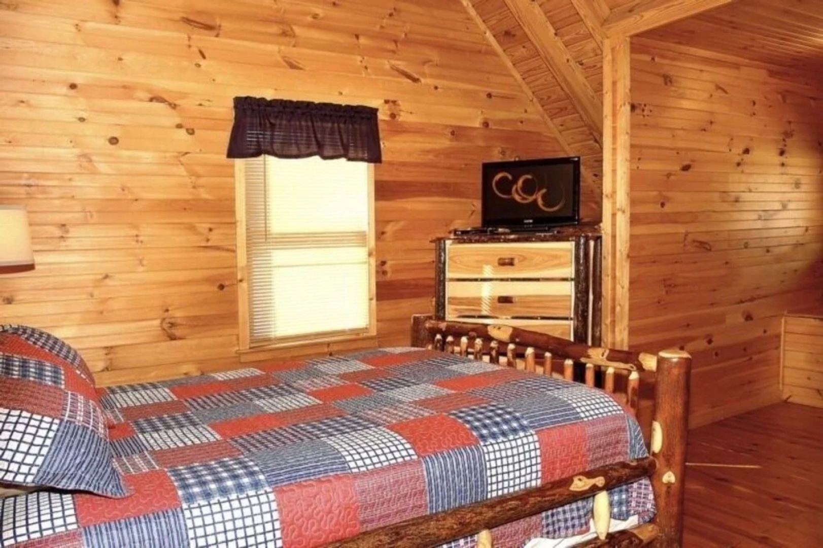 Lamb's Cabin by the Creek - 3 Br Cabin