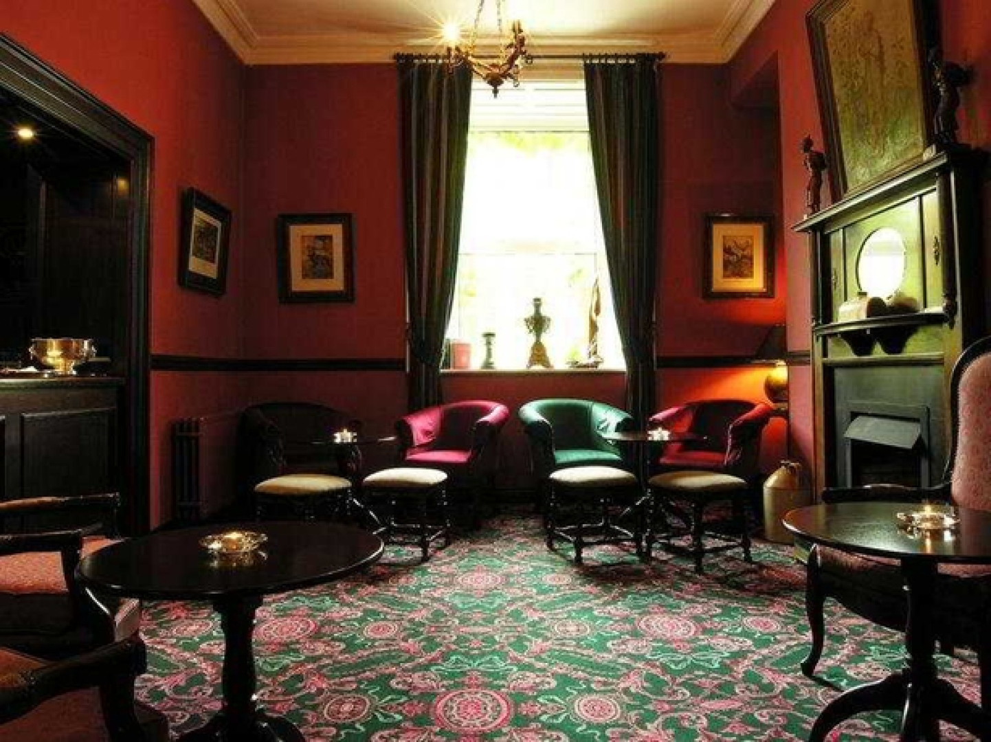 Ross Lake House Hotel