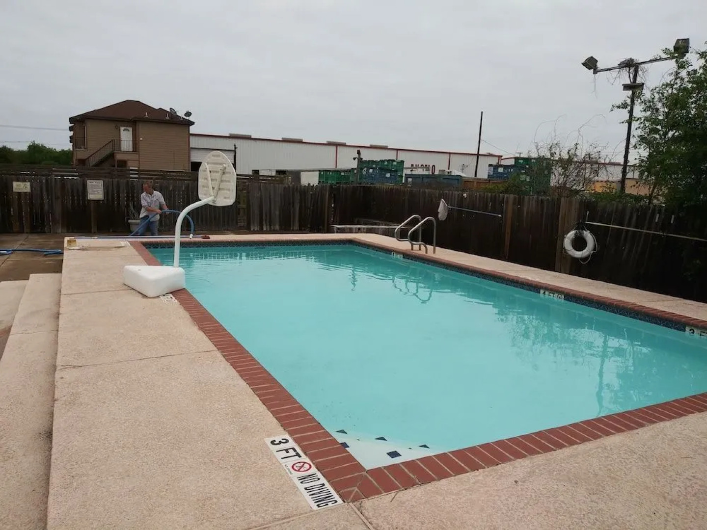 Deluxe 6 Inn & Suites