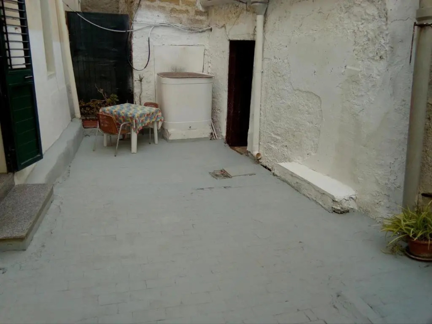 La piazza piccola alle spalle Del castello