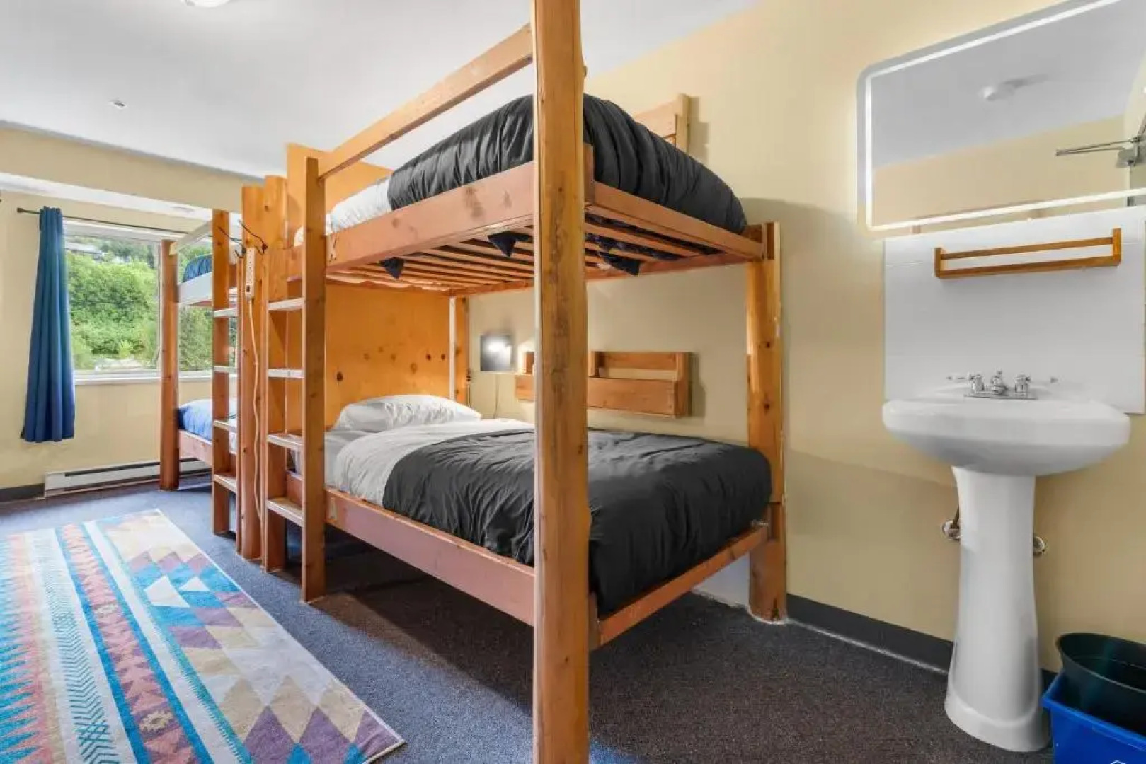 Squamish Adventure Inn & Hostel