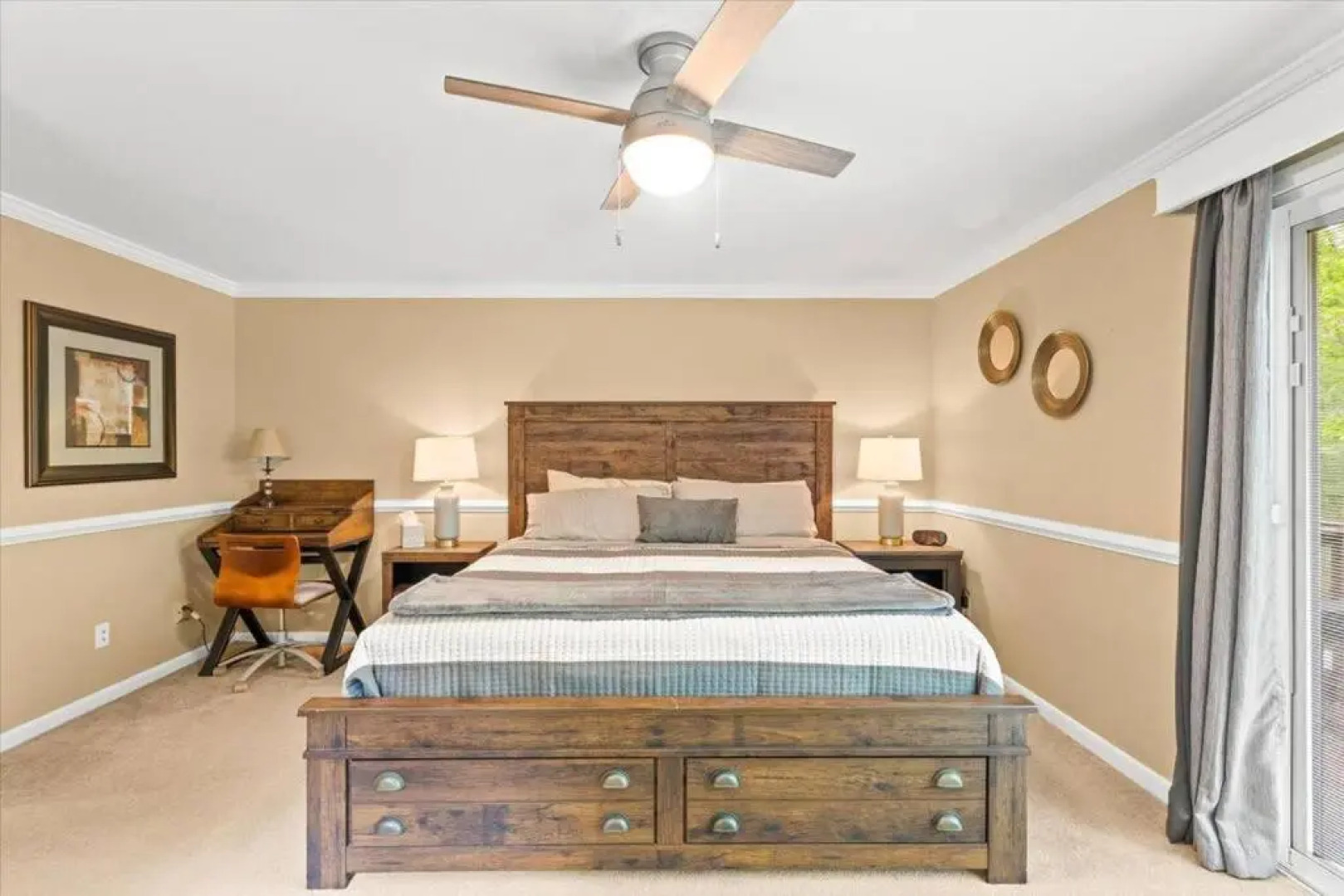 The Gingerbread House: 4 BR chalet, w/ Sunroom/Deck, sleeps 12, modern amenities