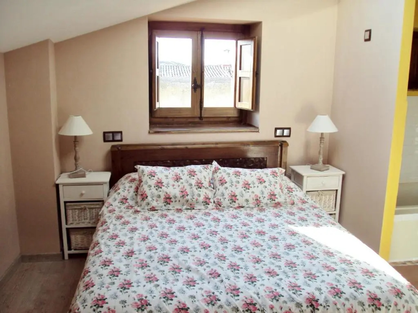 Ana de las Tejas Azules