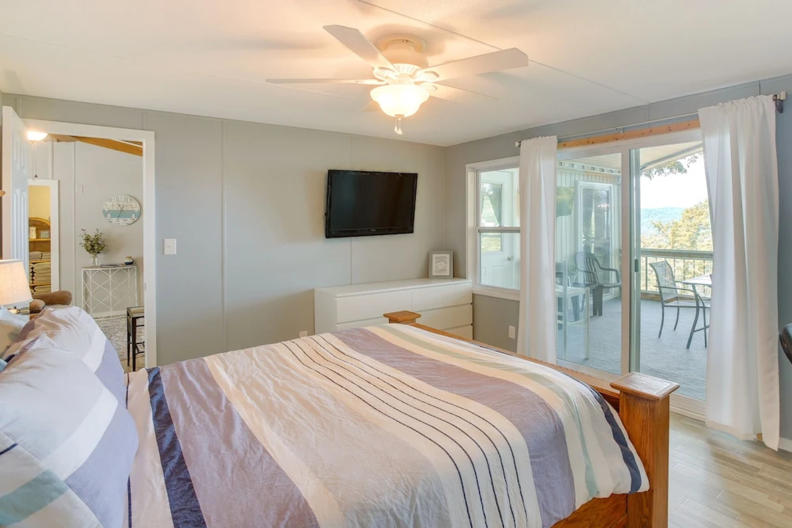 Bright Byrdstown Home w/ Views of Dale Hollow Lake