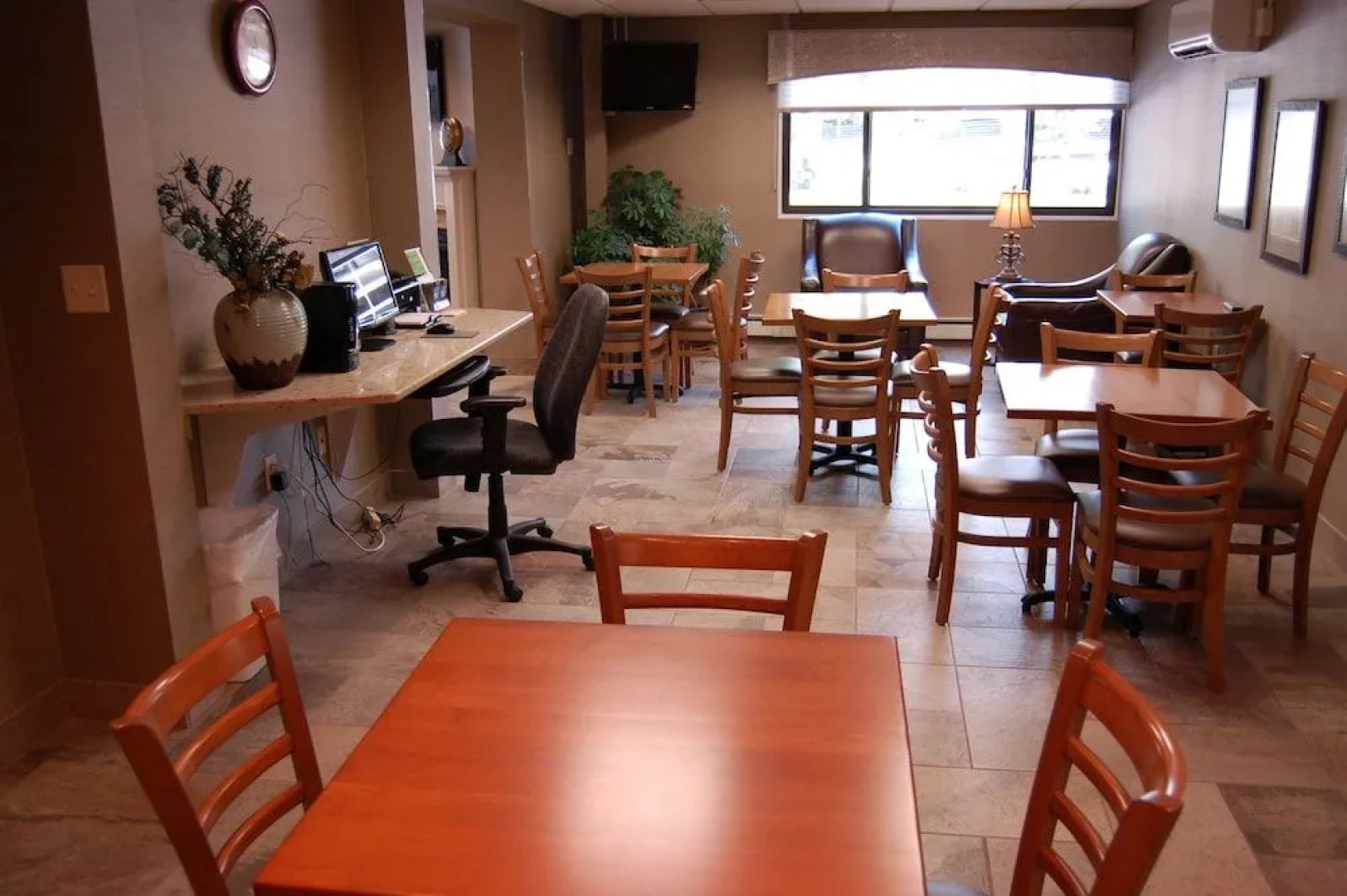 Brentwood Inn & Suites