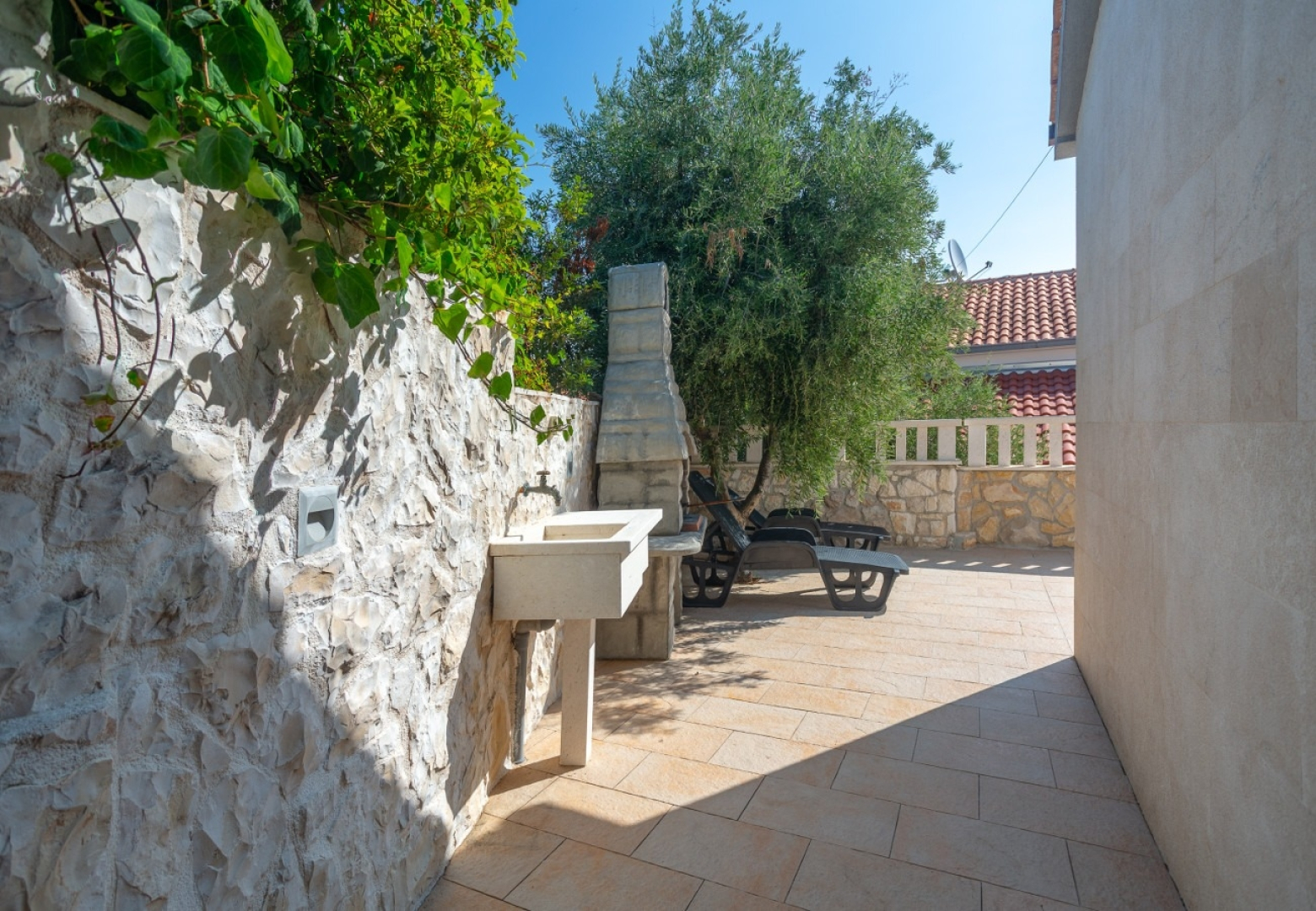 Holiday house Cosy Home - 50 m from beach: Sevid, Riviera Trogir
